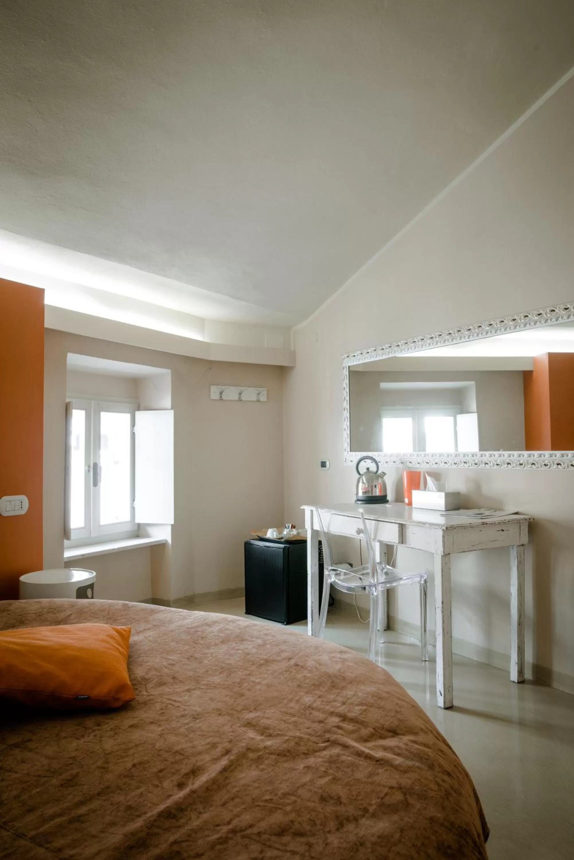 Coffee/tea facilities, Bed in Alessi Hotel Trattoria