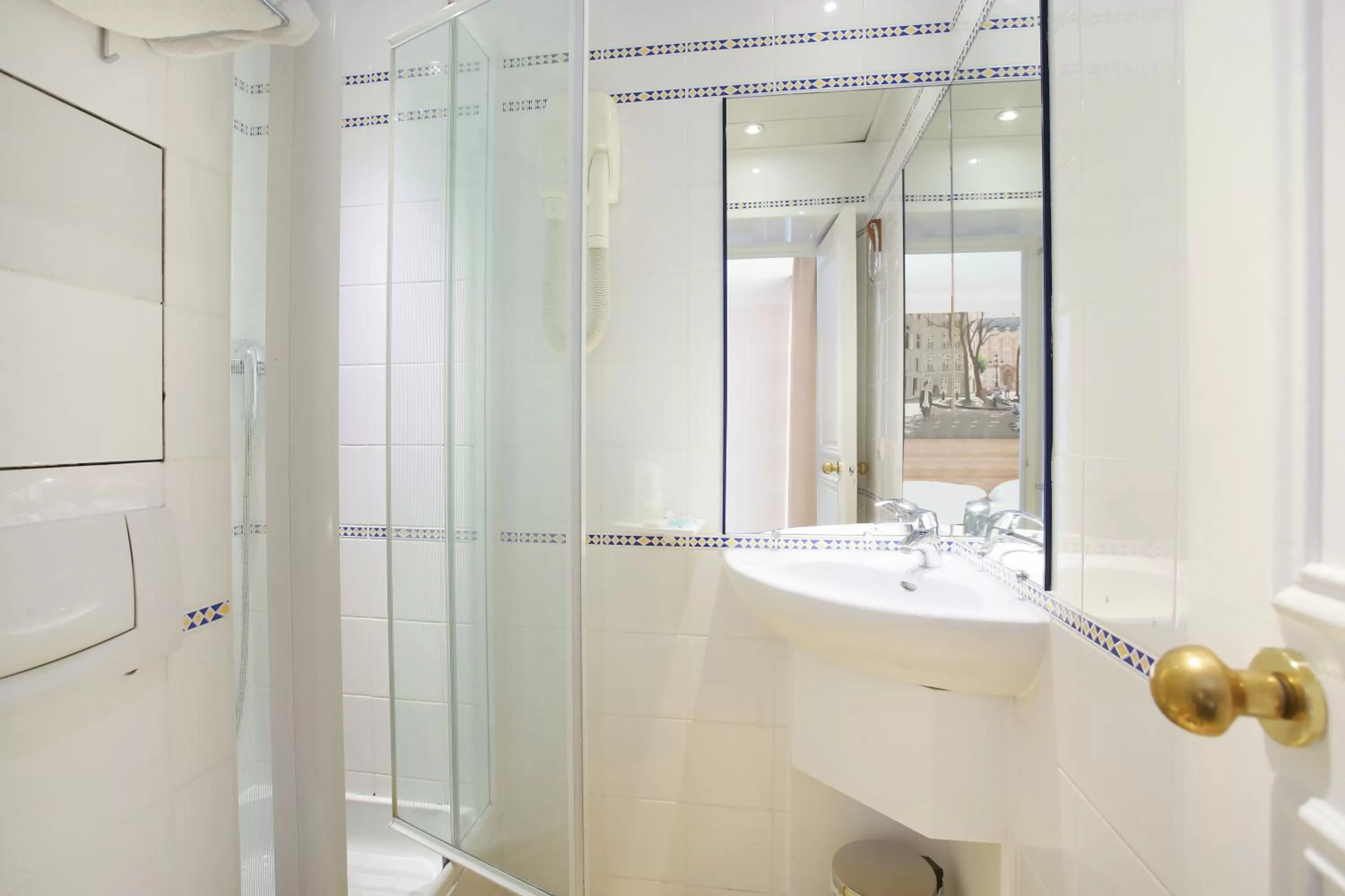 Shower in Hotel Lautrec Opera