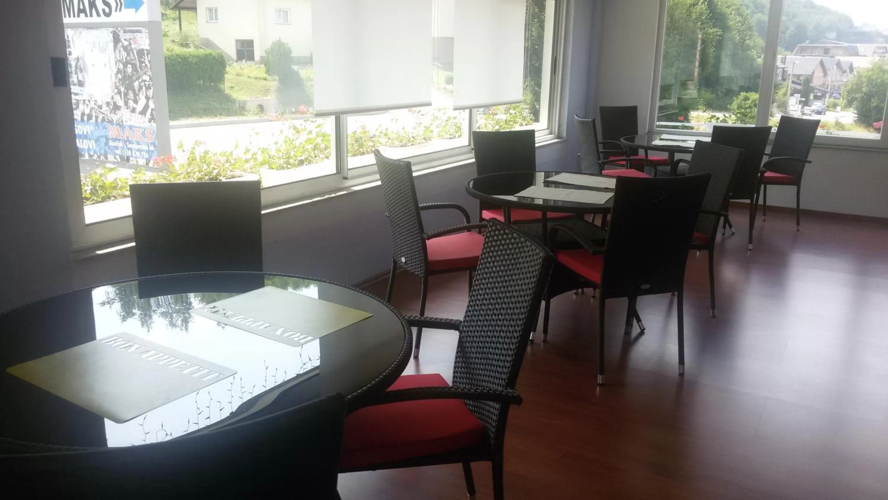 Restaurant/places to eat in Motel Maks