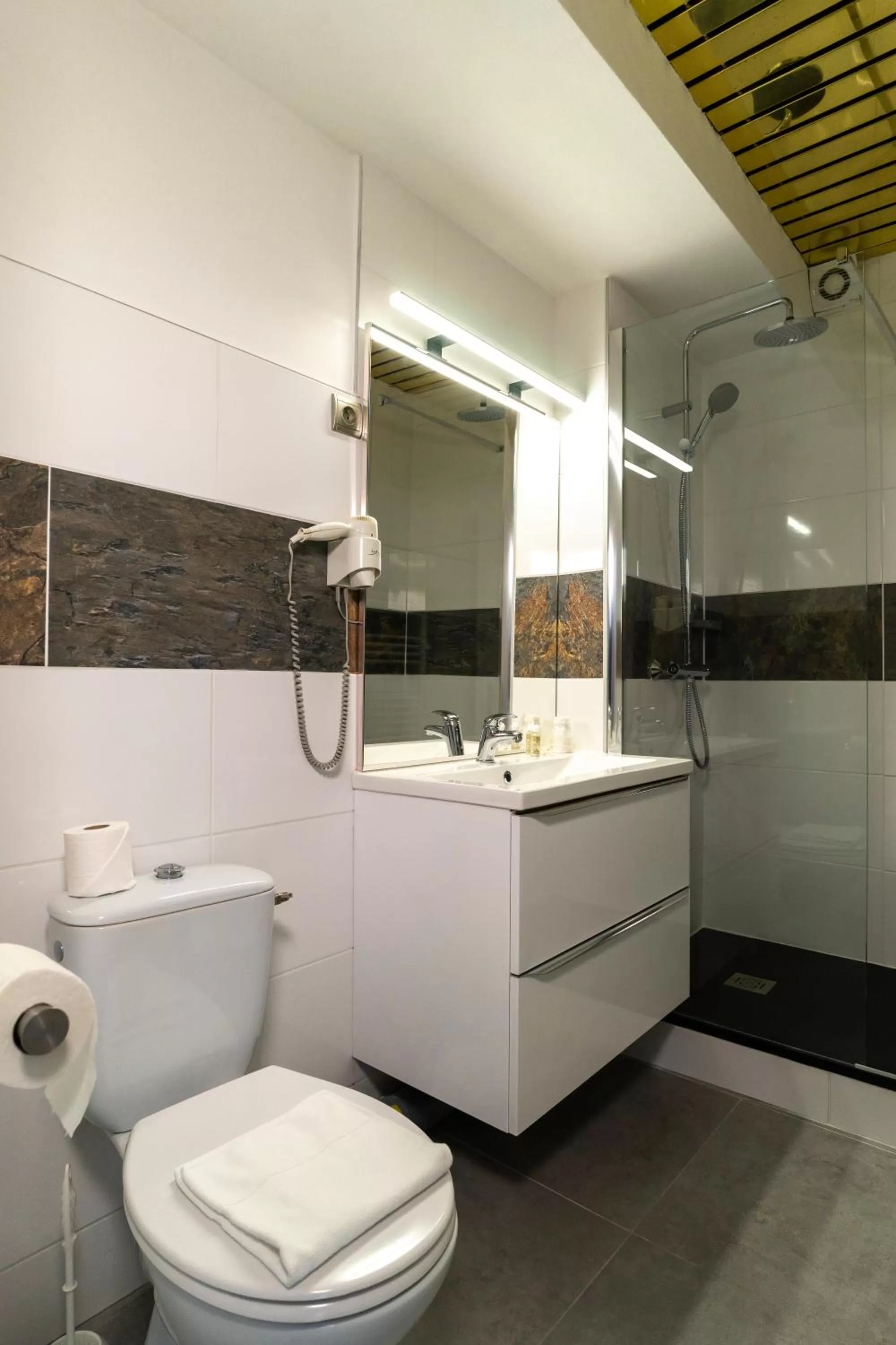 Bathroom in Hôtel du Midi