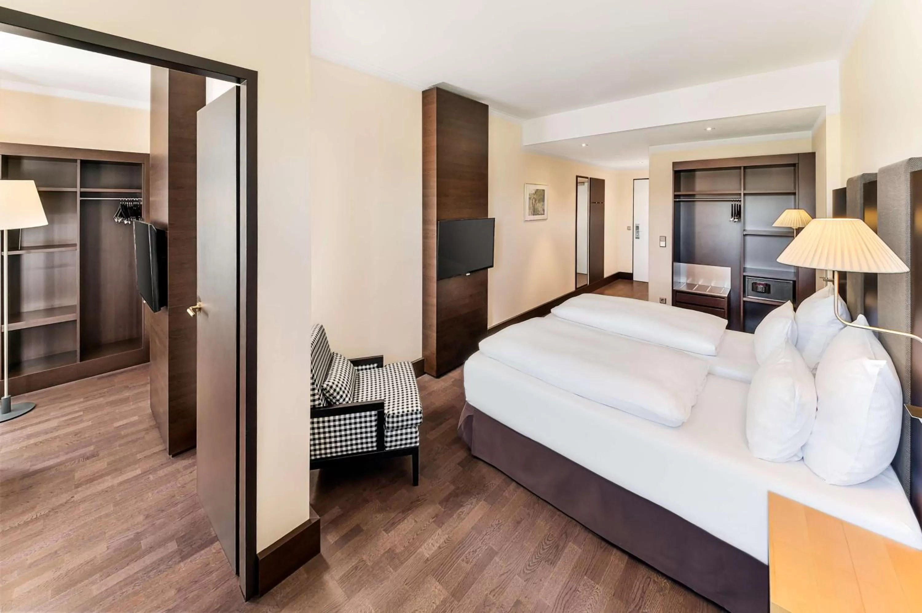 Photo of the whole room, Bed in NH München City Süd