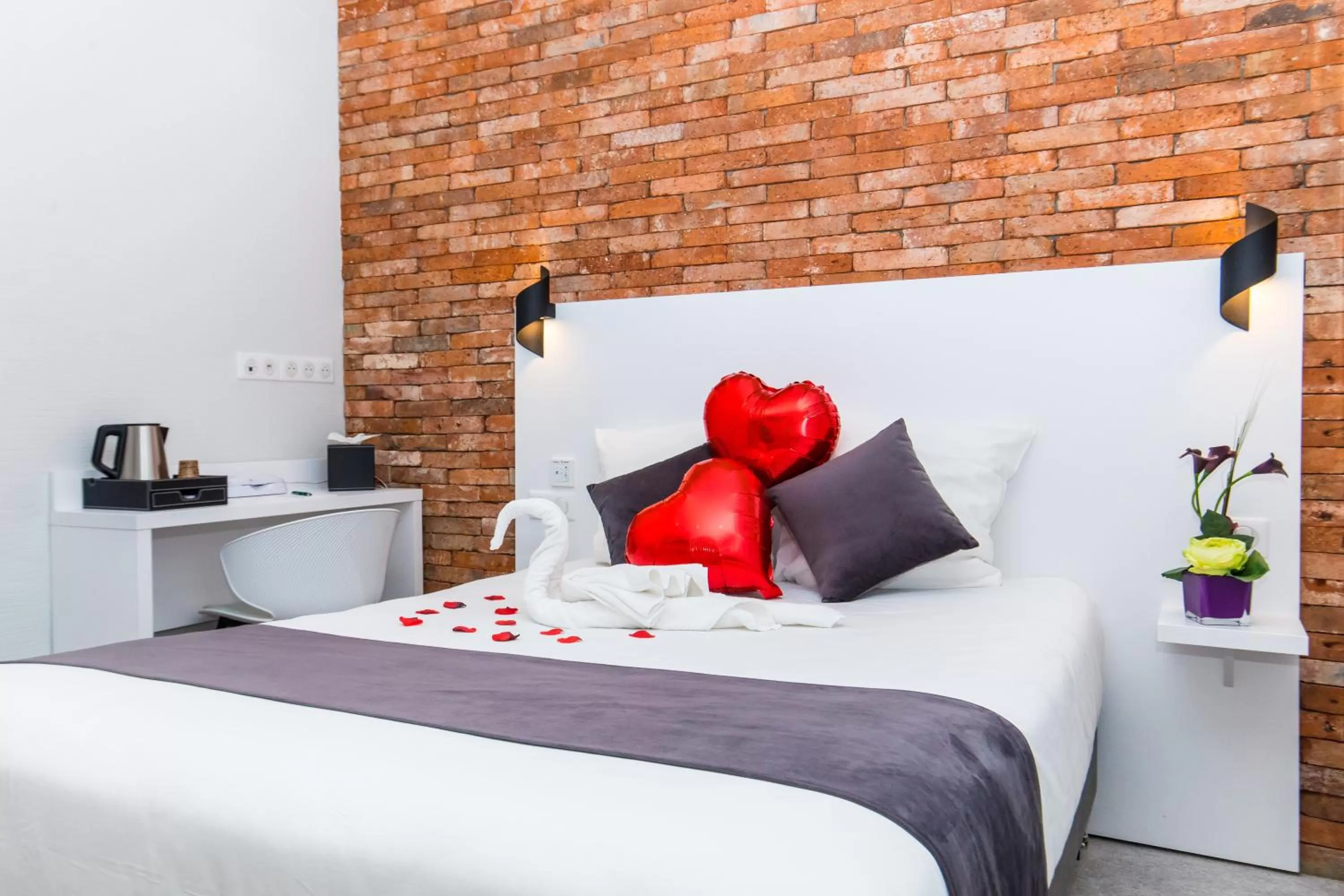 Bed in HOTEL DE PARIS MONTPARNASSE