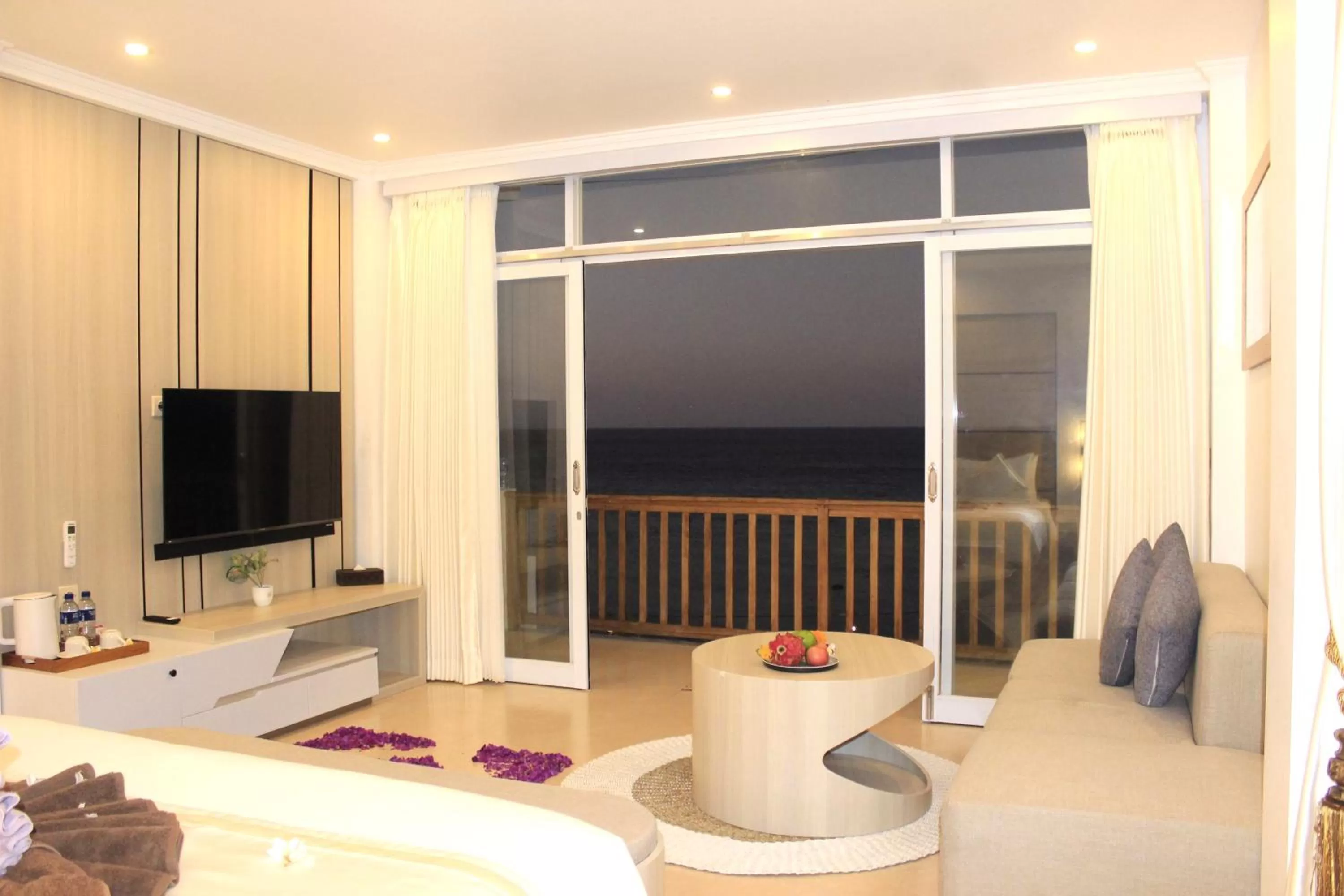 Communal lounge/ TV room in SUITE OCEAN BLUE