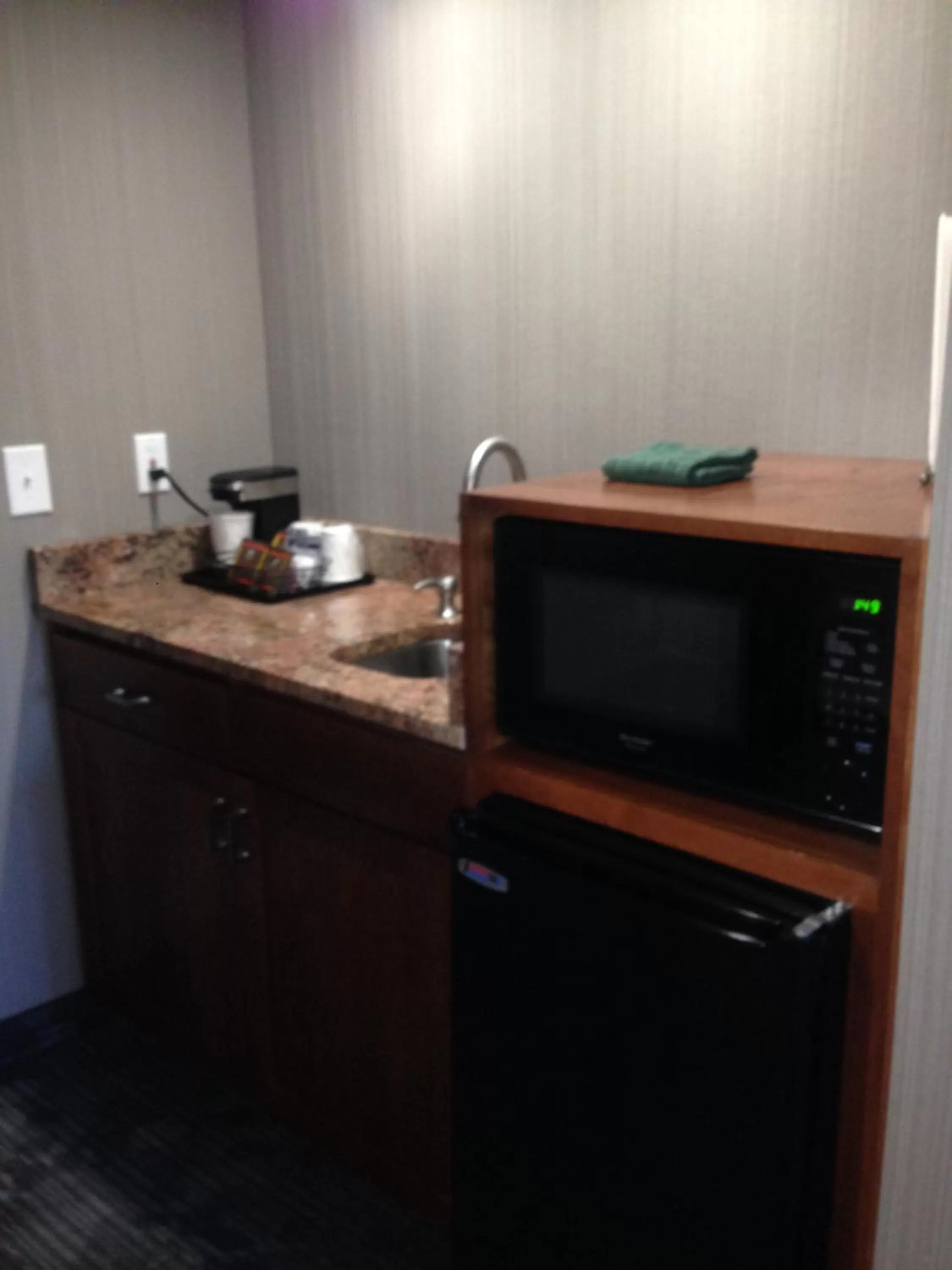 Coffee/tea facilities in Country Inn & Suites by Radisson, Delta Park North Portland
