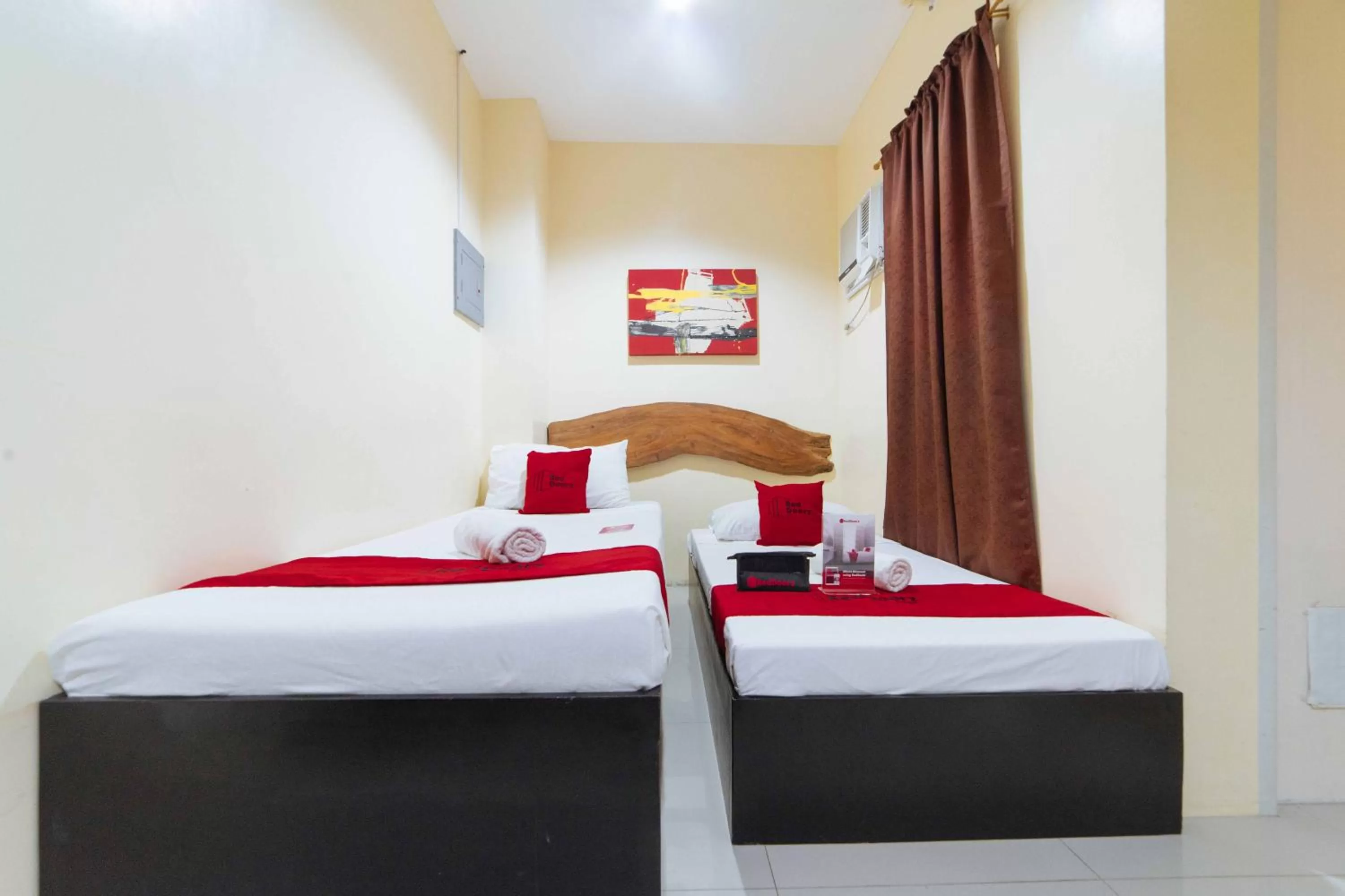 Photo of the whole room, Bed in RedDoorz near New Government Center