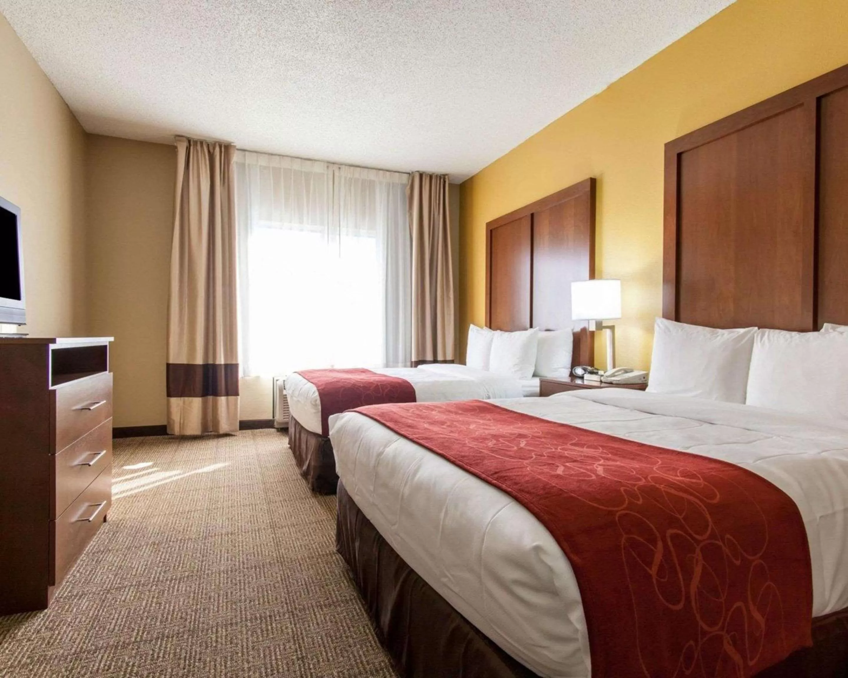 Photo of the whole room, Bed in Comfort Suites Tulsa Central