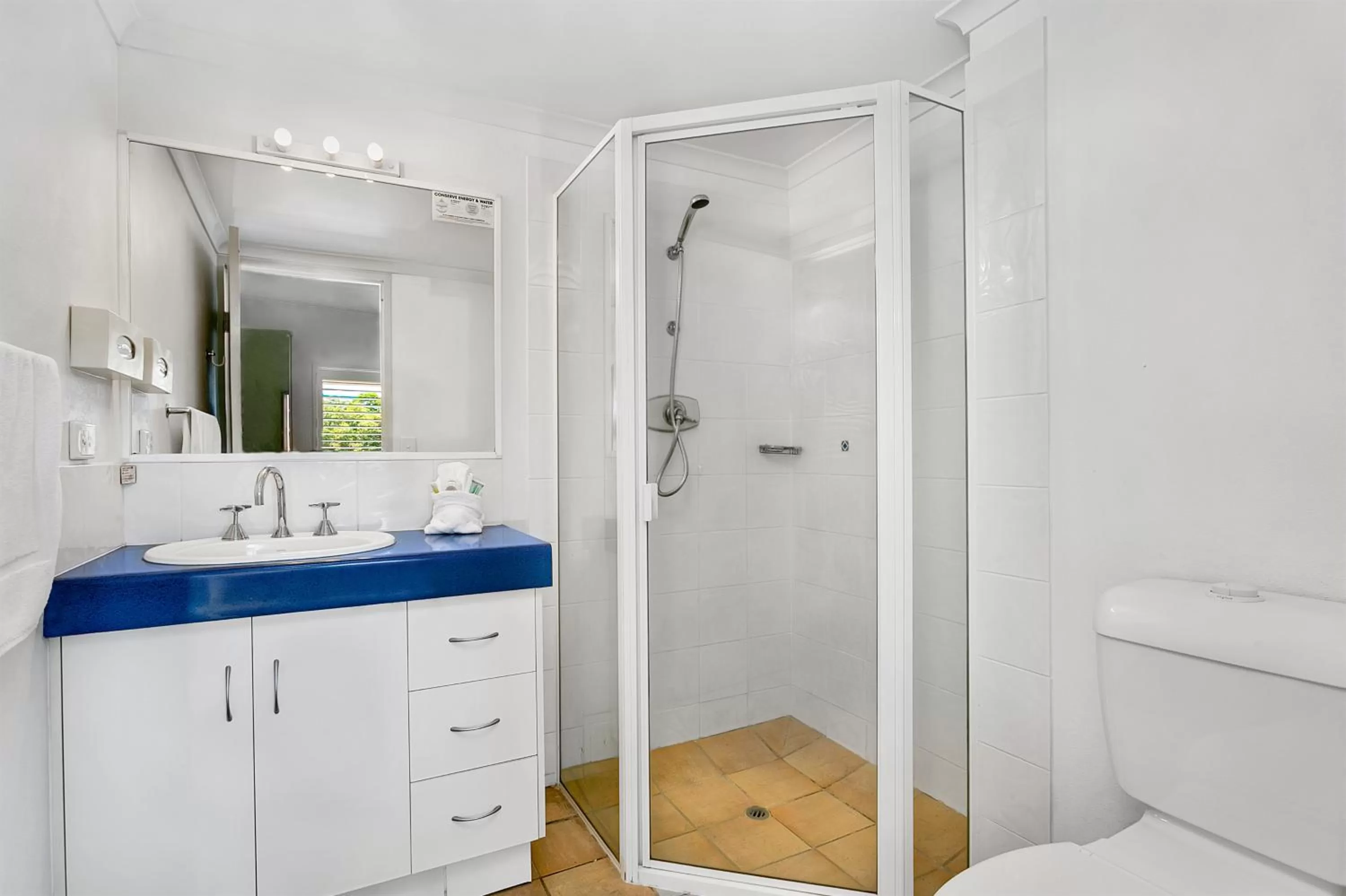 Bathroom in Cairns Reef Apartments & Motel