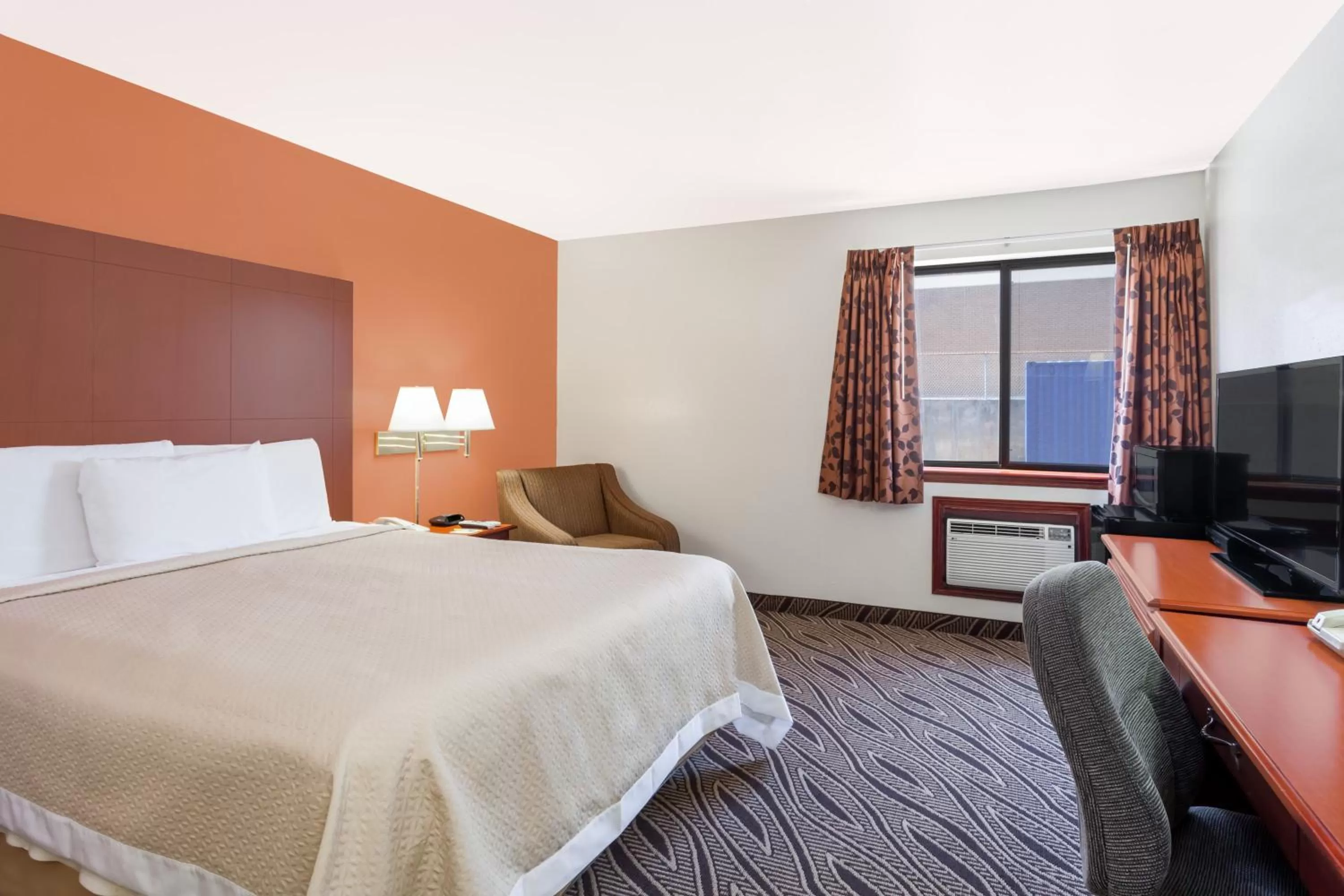 Photo of the whole room, Bed in Days Inn by Wyndham Dyersburg