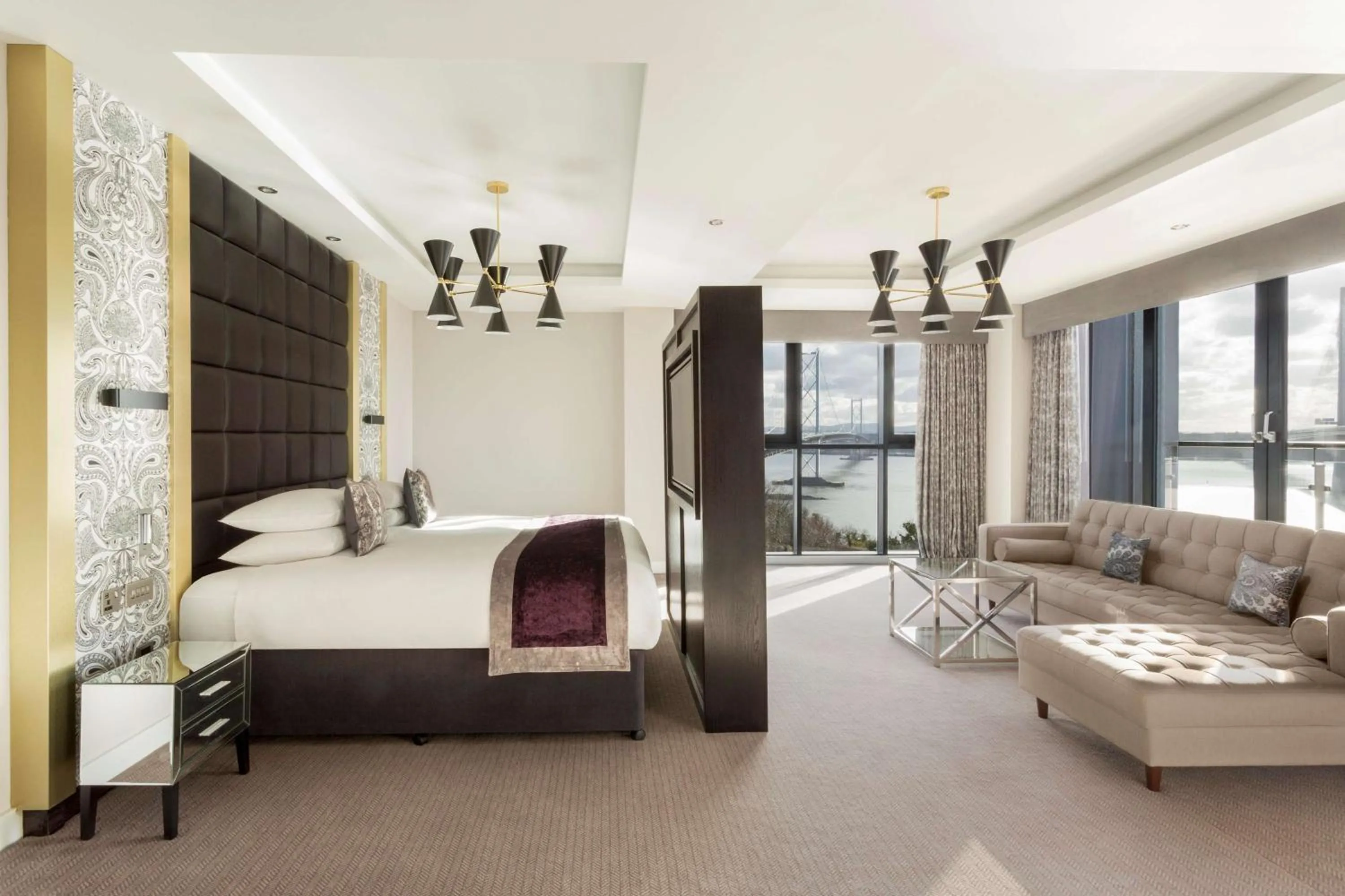 Bedroom, Bed in DoubleTree by Hilton Edinburgh - Queensferry Crossing