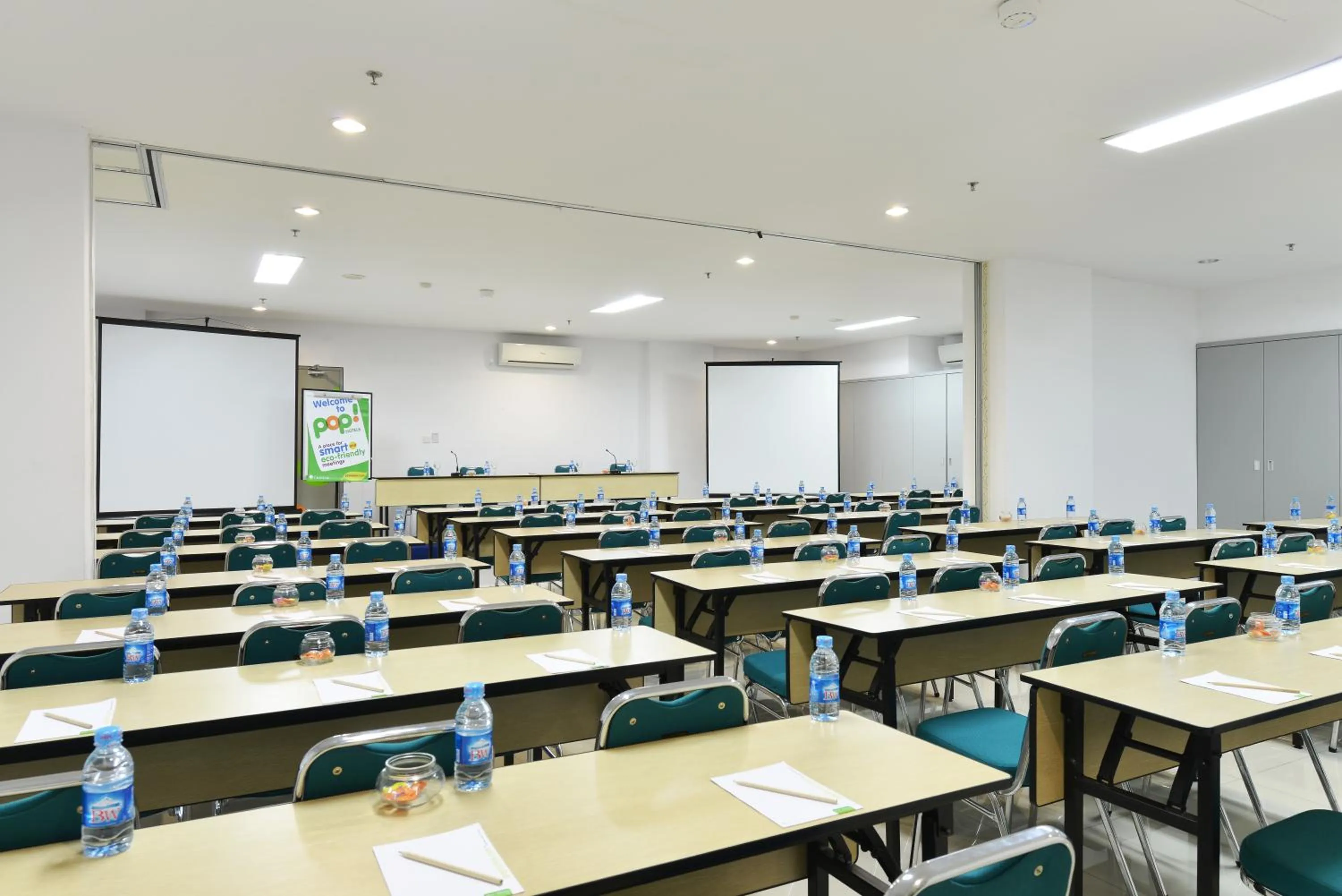 Meeting/conference room in POP! Hotel Tanjung Karang
