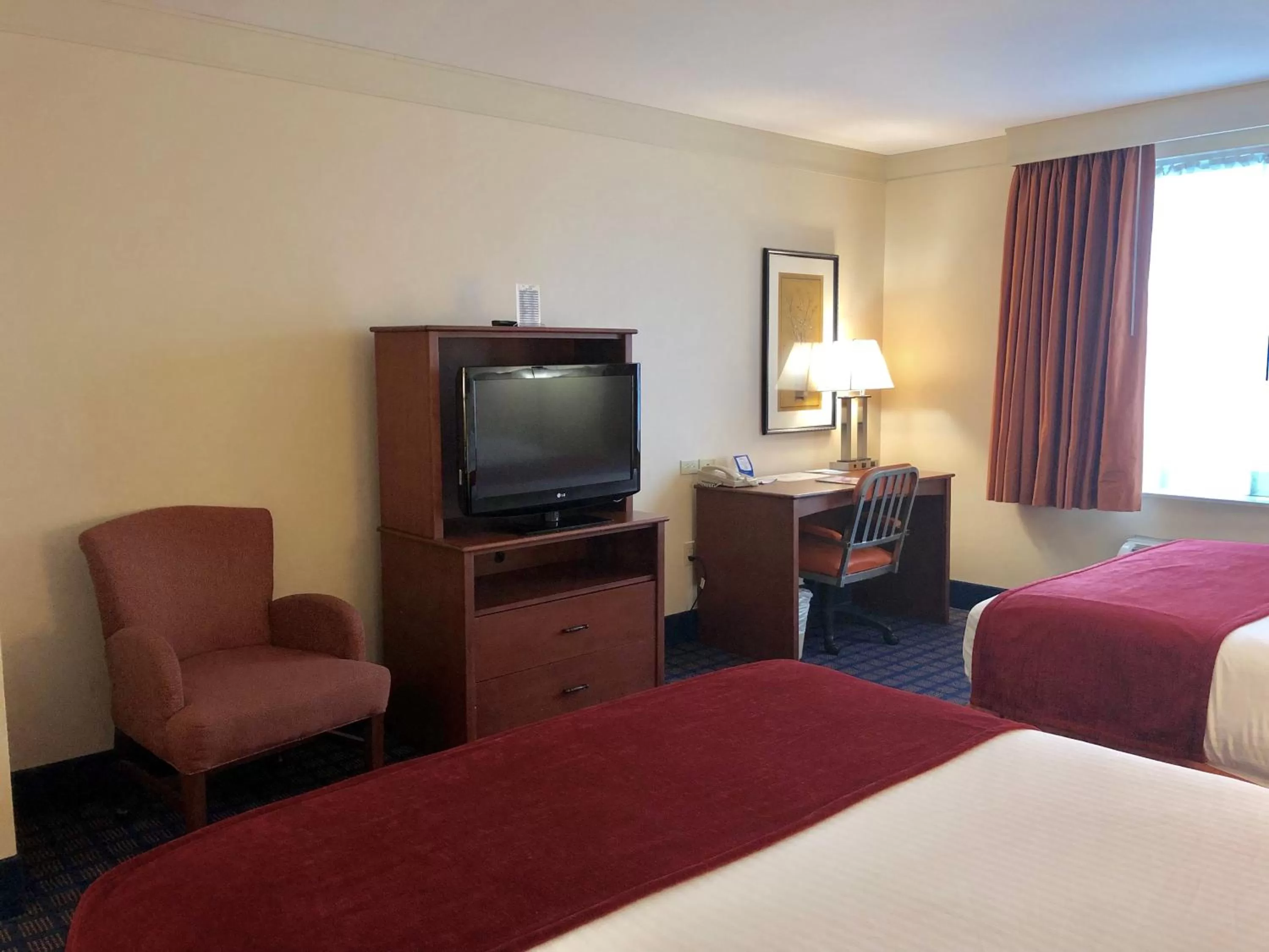 Bedroom, TV/Entertainment Center in Baymont by Wyndham Grand Rapids SW/Byron Center