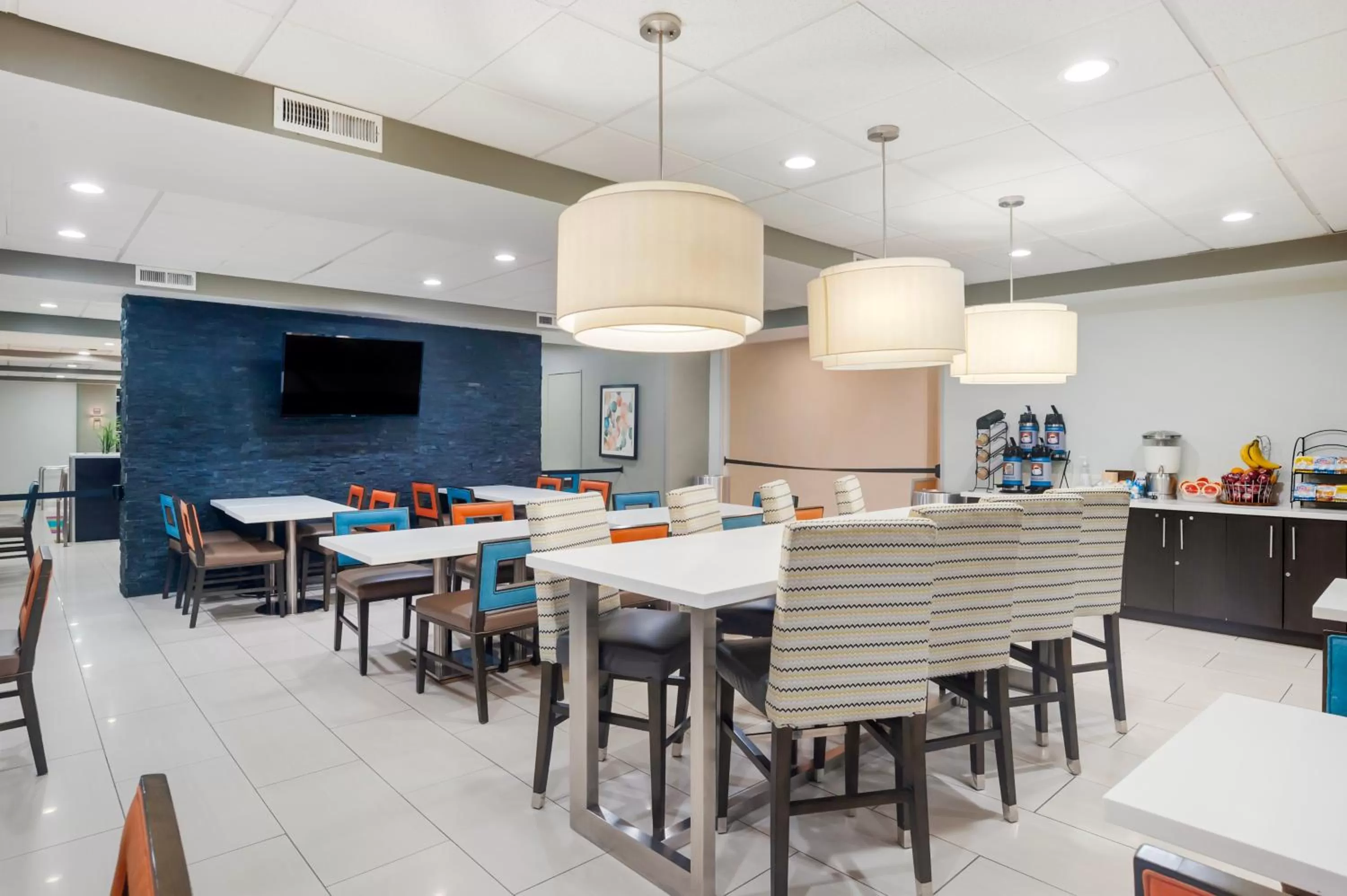 Restaurant/places to eat in Best Western Plus Commerce Hotel