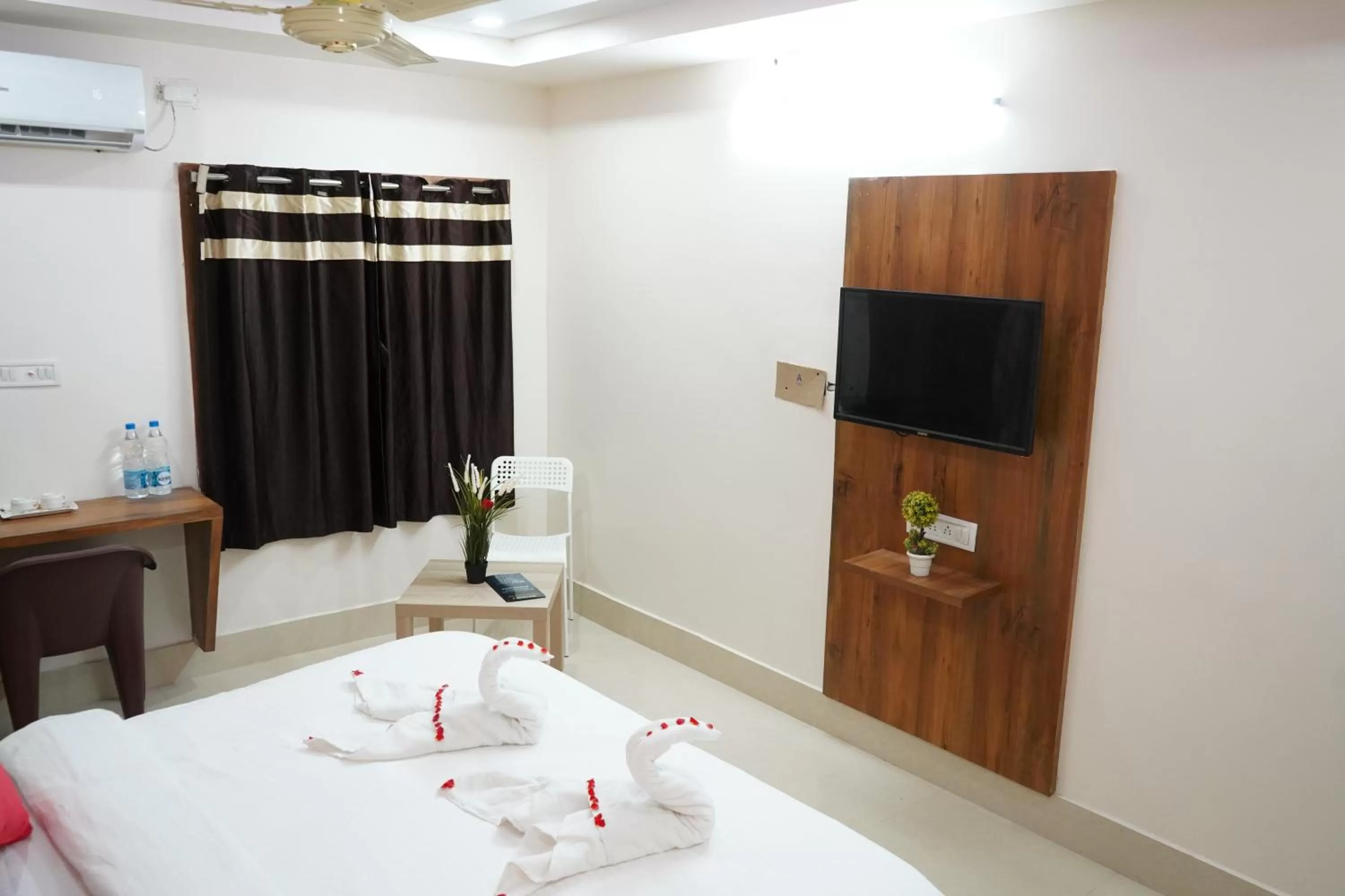 Bed in Homey Meadows - Beach Area