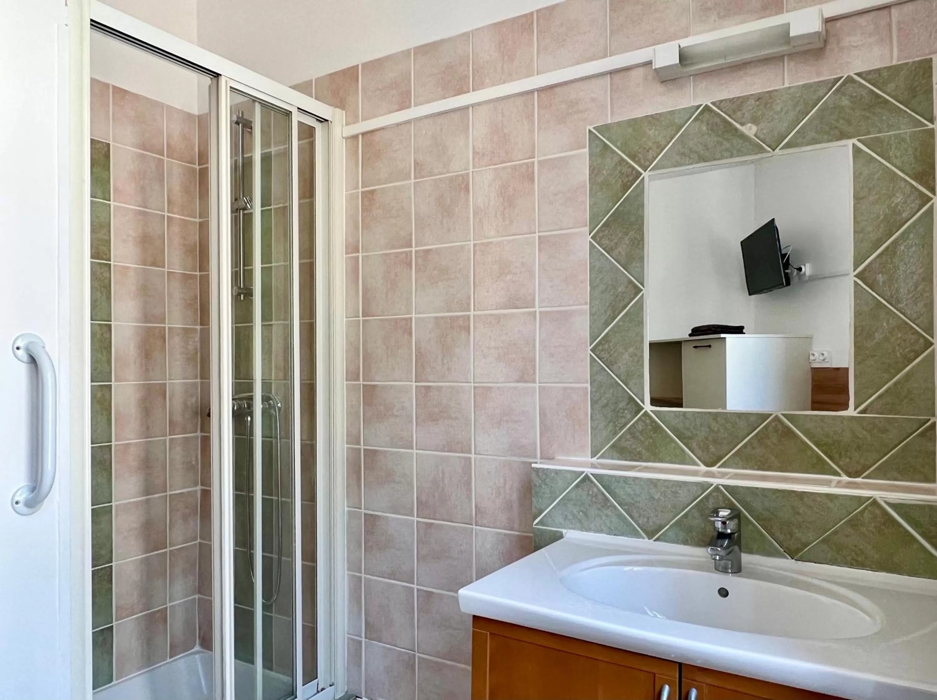 Shower in Appart'hôtel Les Célestins