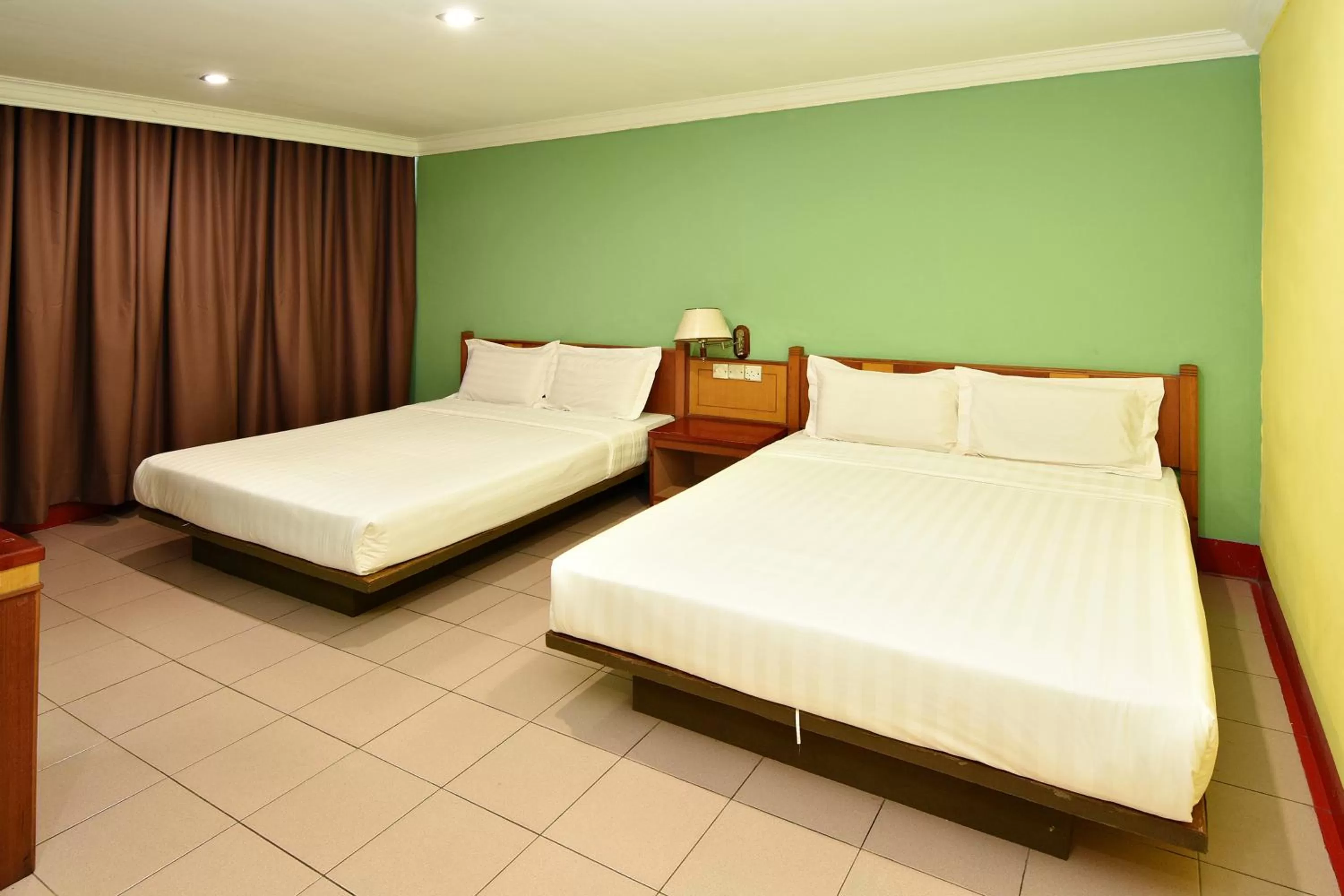 Photo of the whole room, Bed in Mandarin Inn by Glex