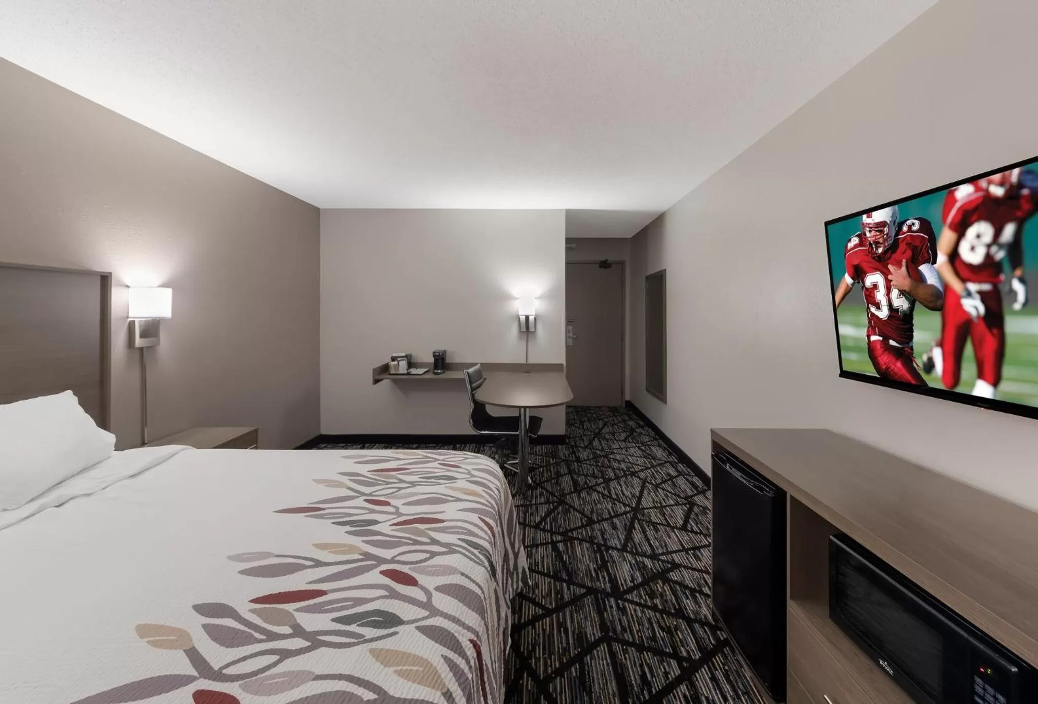 Bedroom, Bed in Red Roof Inn Mansfield