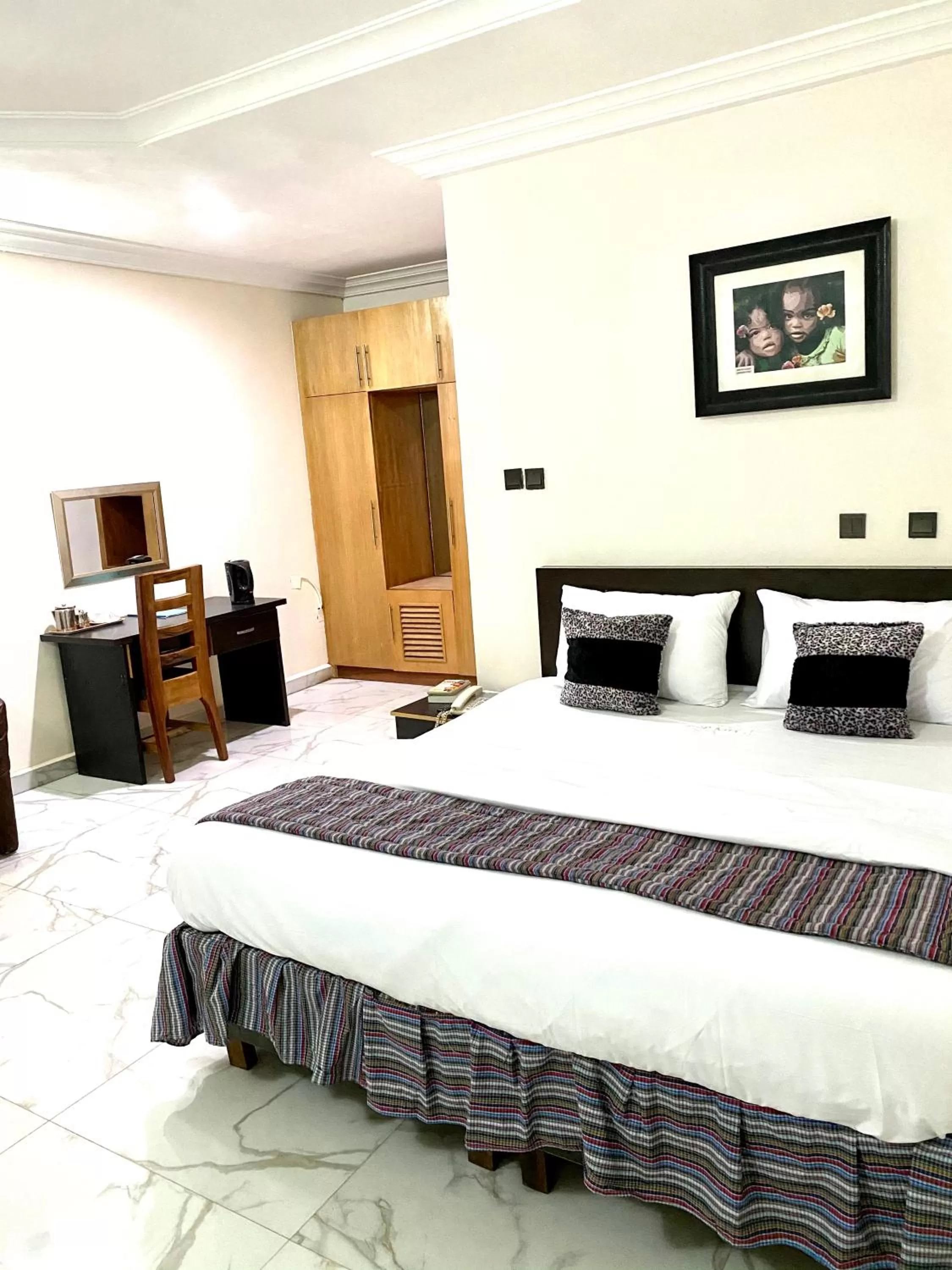 Bed in Nue-Crest Hotels & Suites