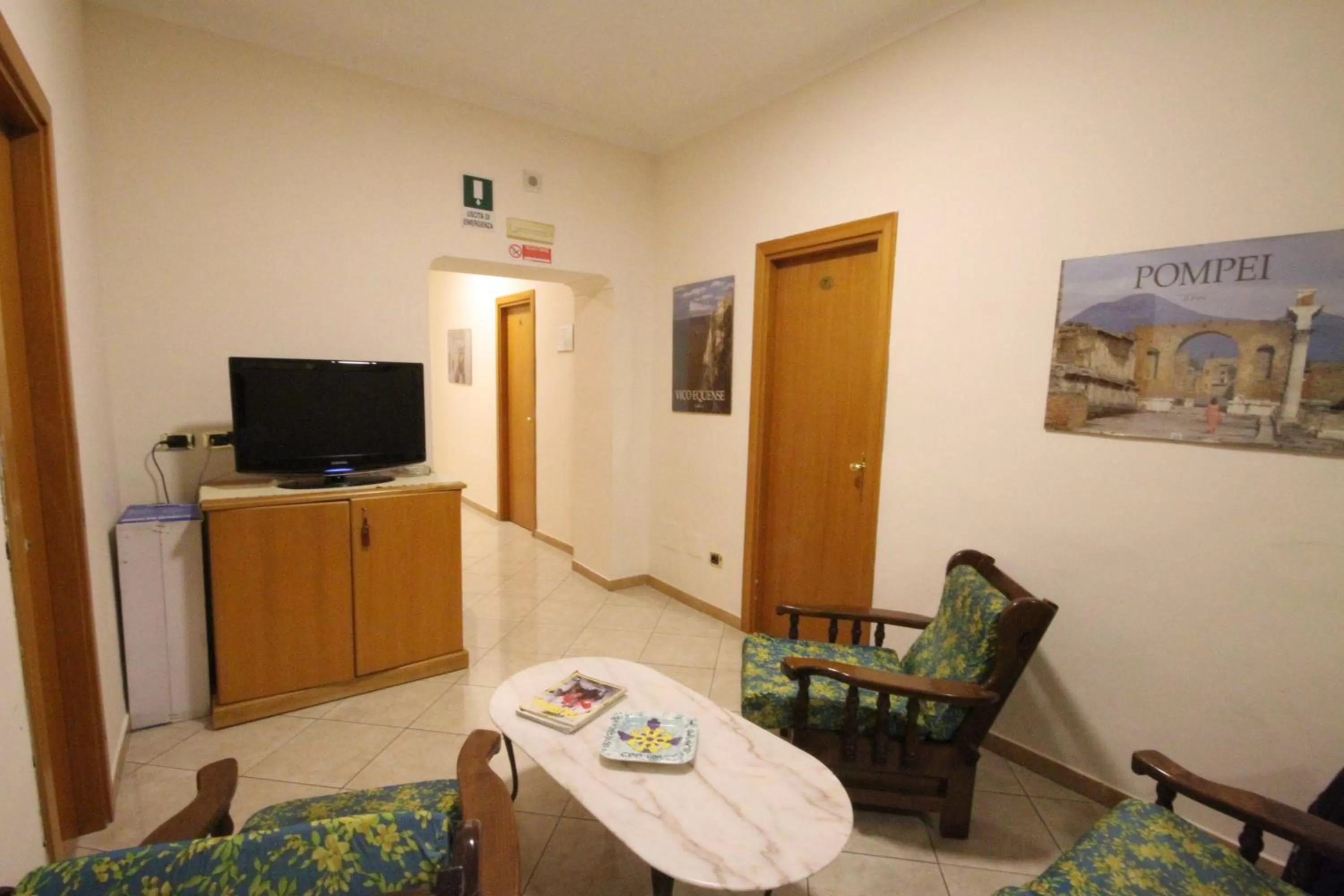 Communal lounge/ TV room in Hotel Zara Napoli