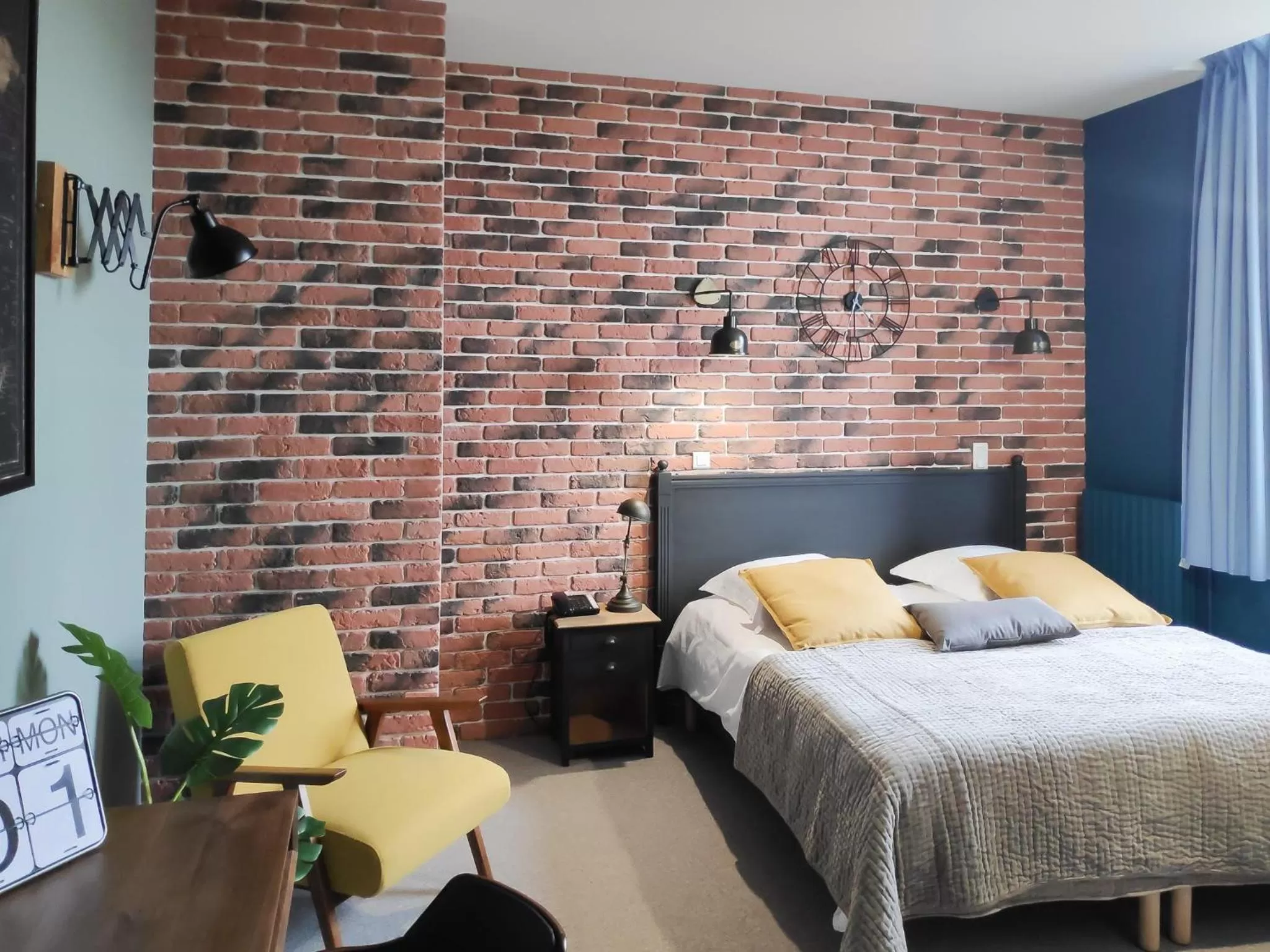 Photo of the whole room, Bed in Centre Bol Vert