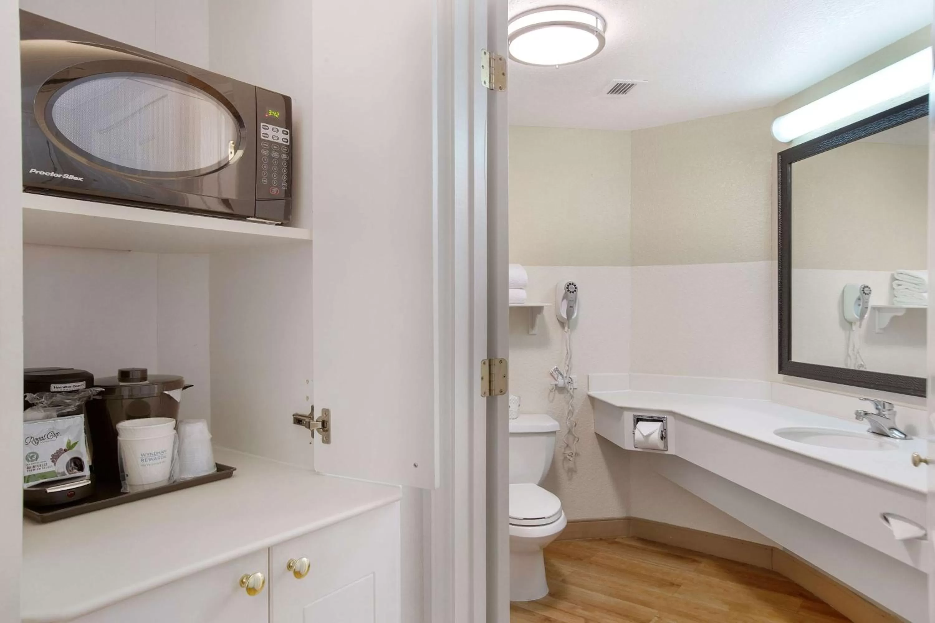 Bathroom in La Quinta by Wyndham Ft. Lauderdale Airport