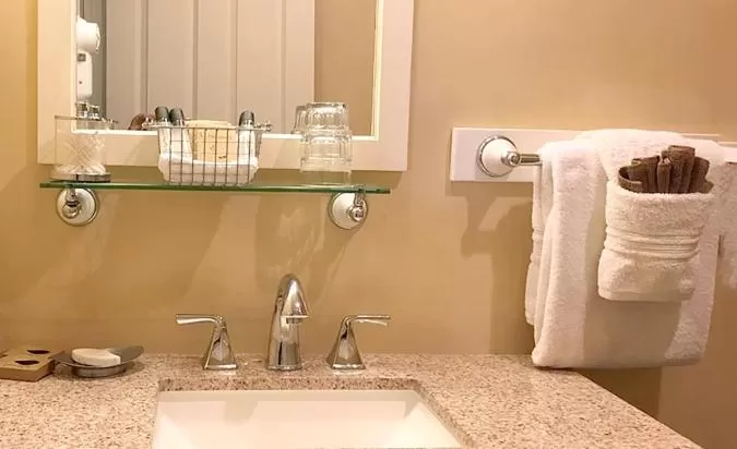 Bathroom in Kingfish at West Sound