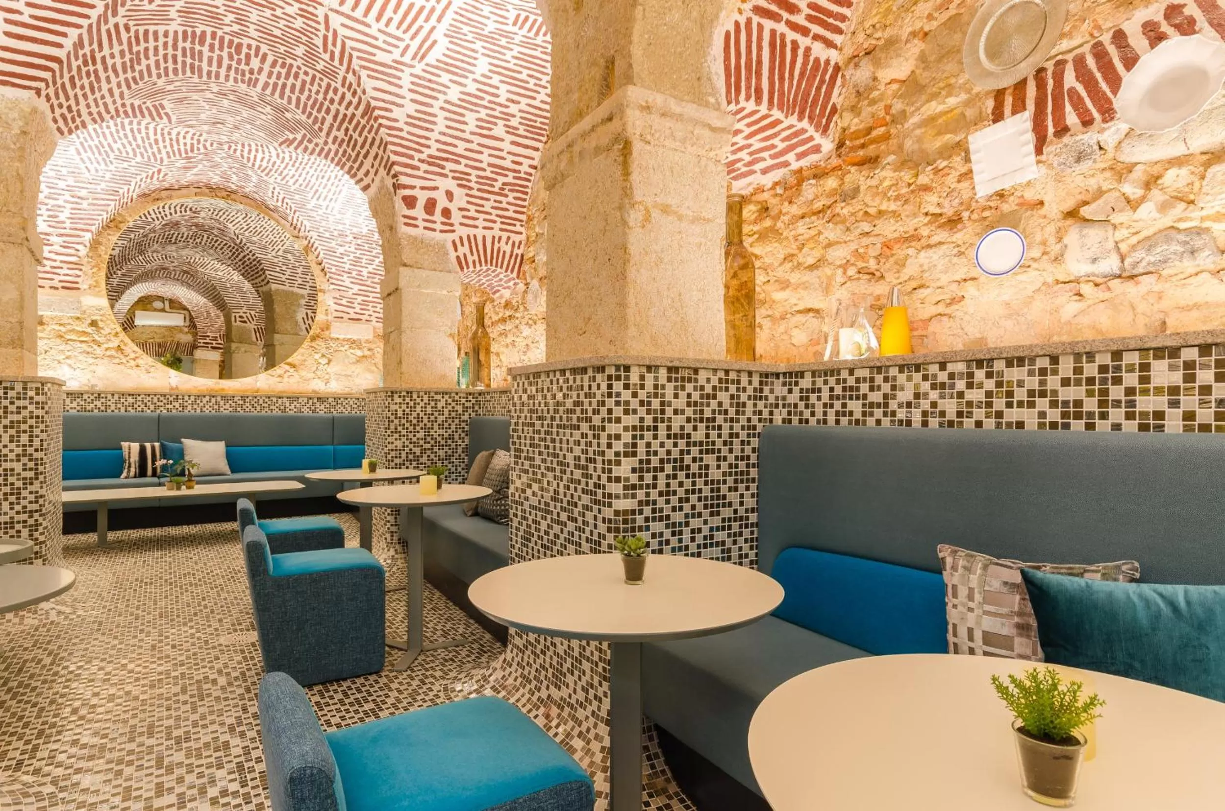 Communal lounge/ TV room in Hotel Borges Chiado