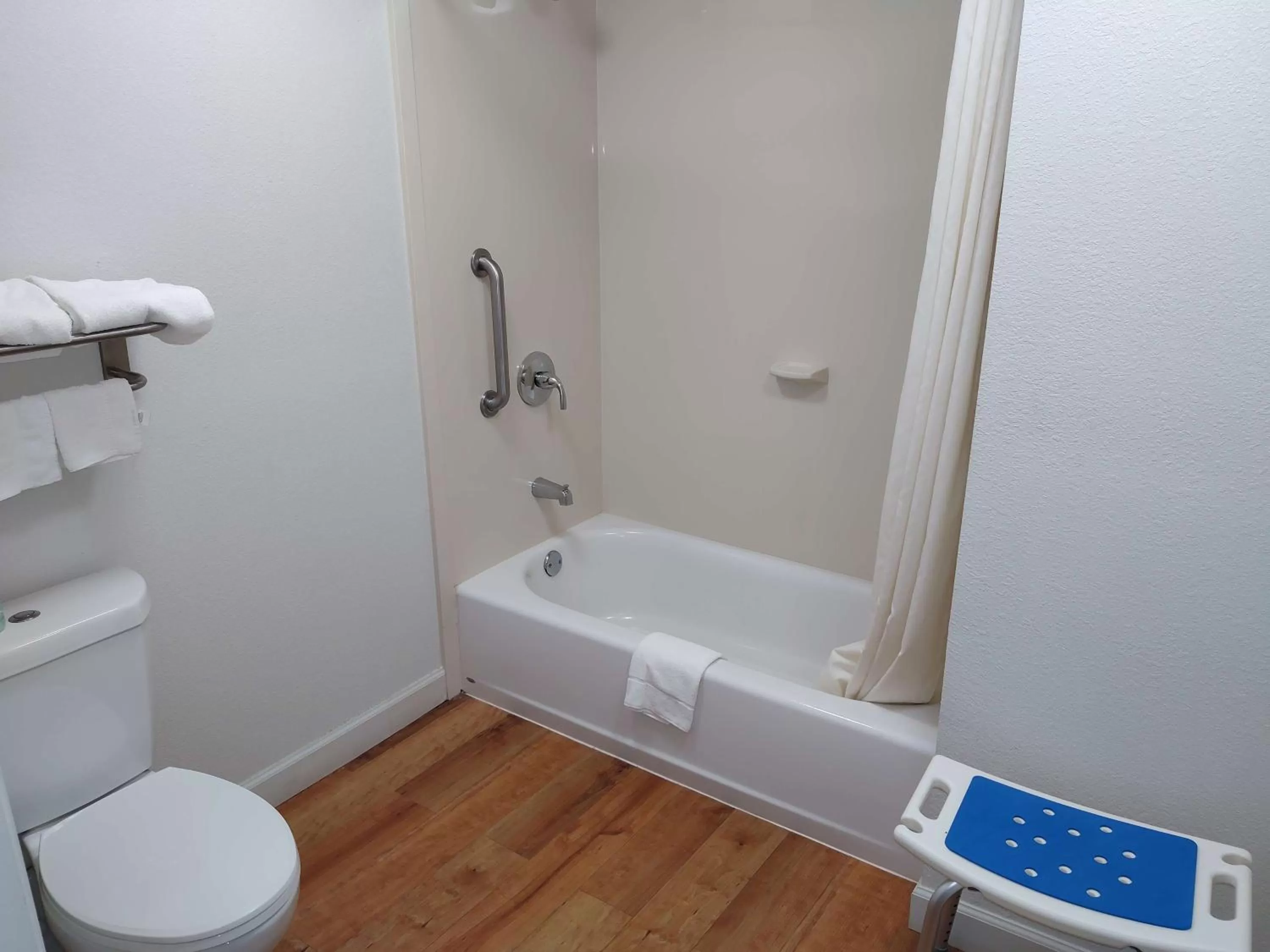King Room with Bath Tub - Disability Access Room/Non-Smoking in Best Western Central Inn