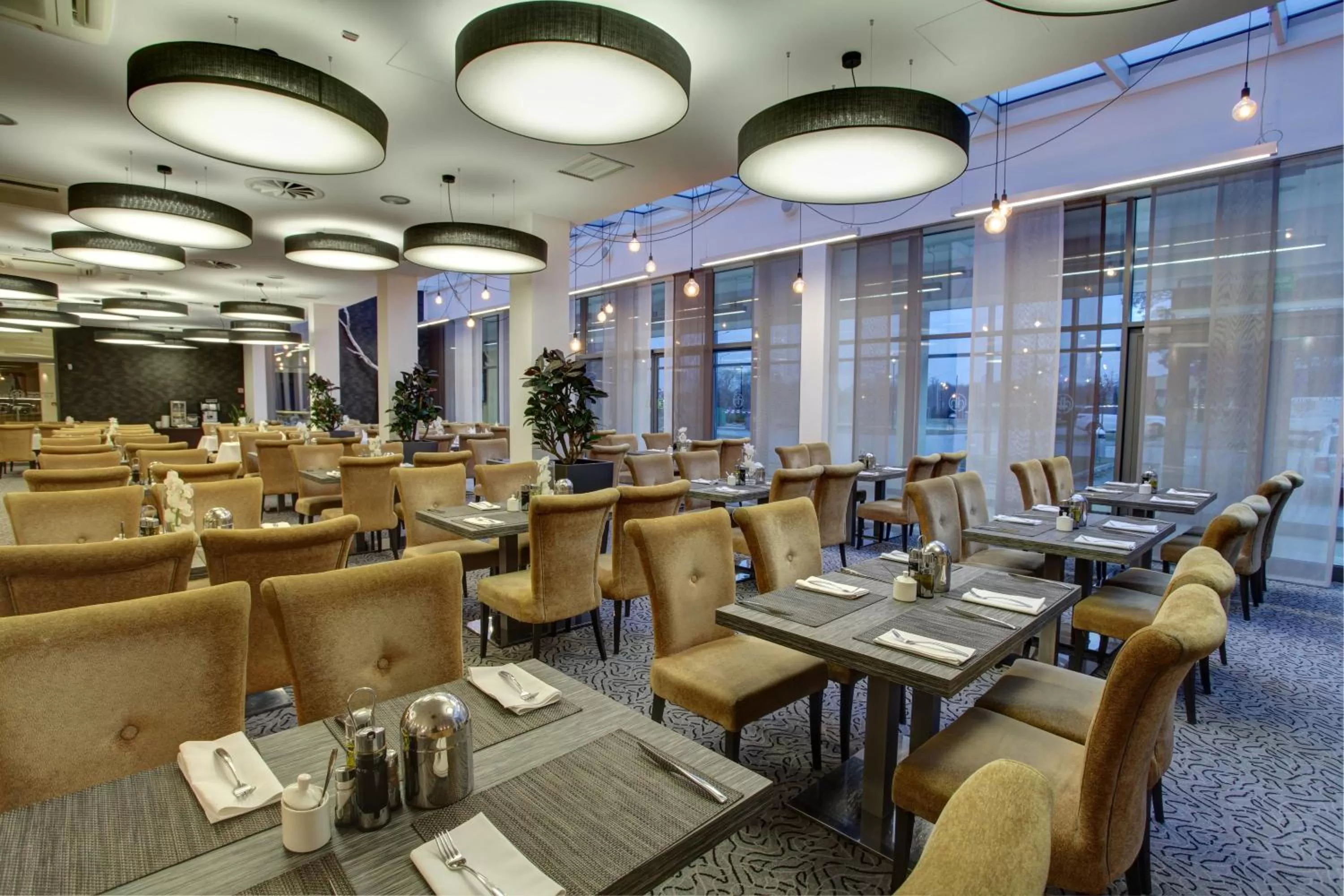 Restaurant/places to eat in Haston City Hotel