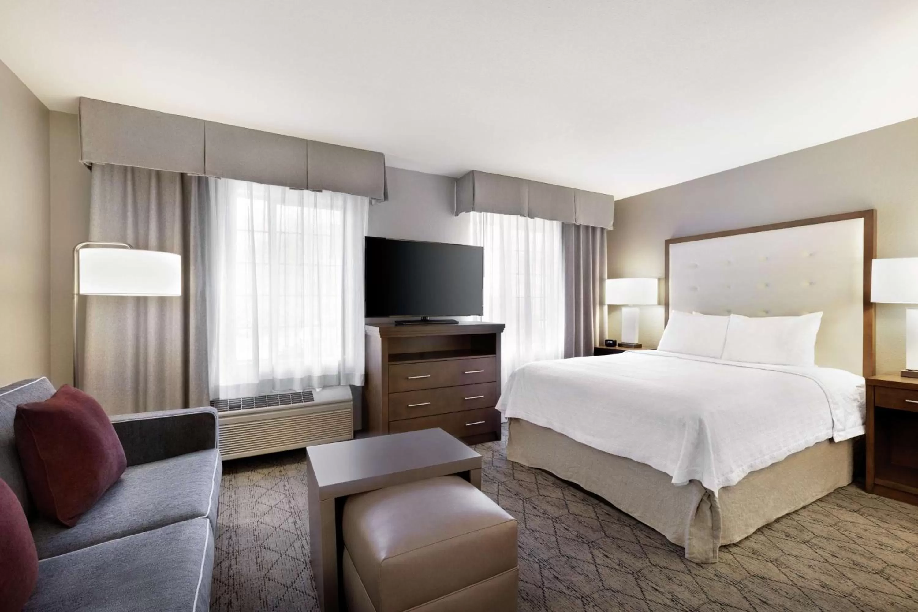 Living room, Bed in Homewood Suites by Hilton Portland Airport