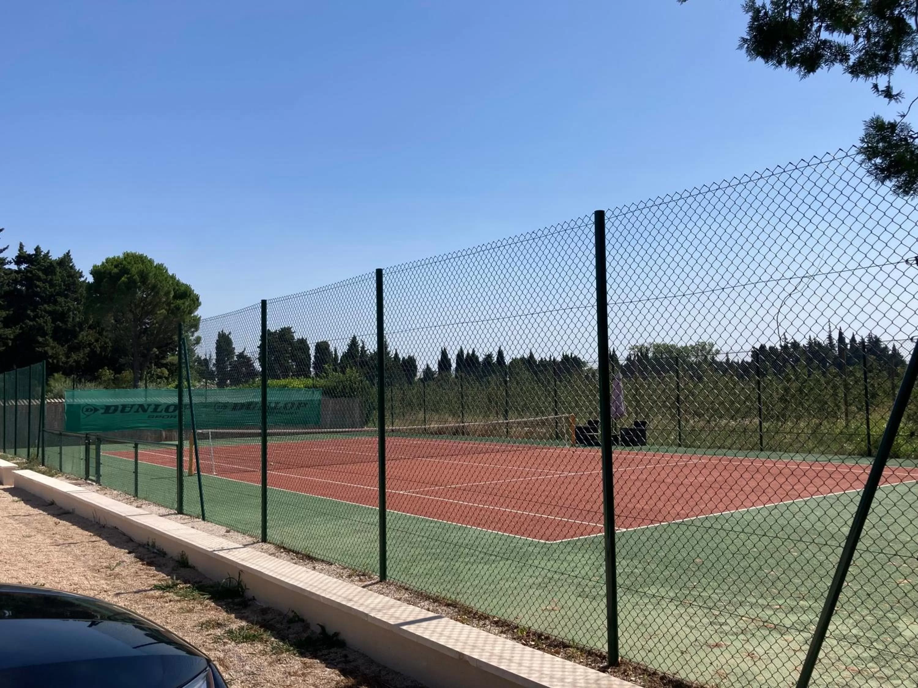 Tennis court in Mas Galinette