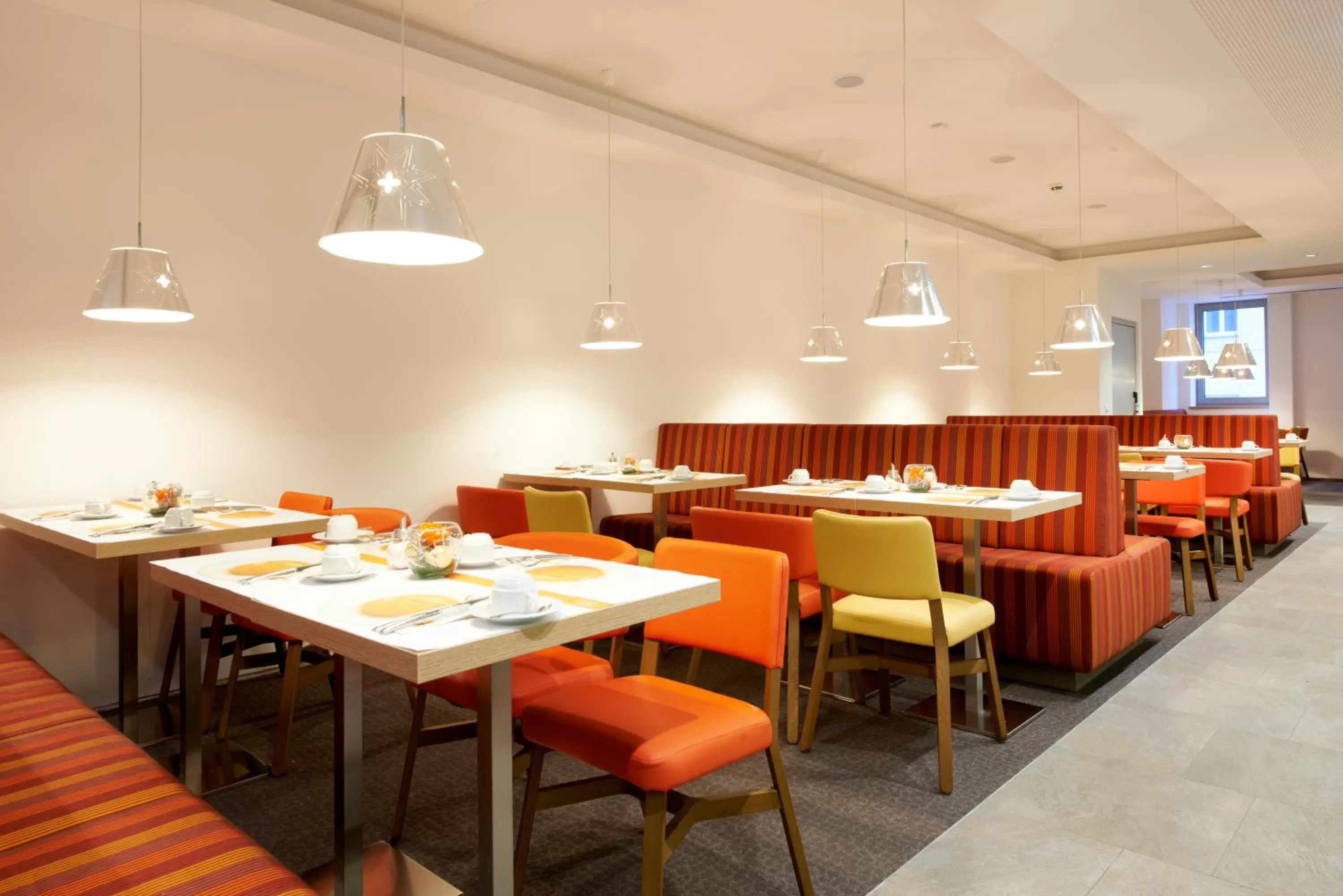 Restaurant/places to eat in Simm's Hotel - cityhotel next to Metro U3