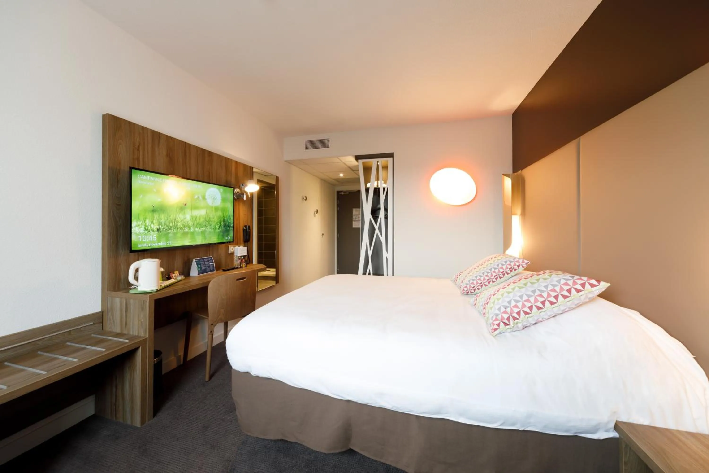 Bedroom, Bed in Campanile Annemasse Est Findrol CHAL