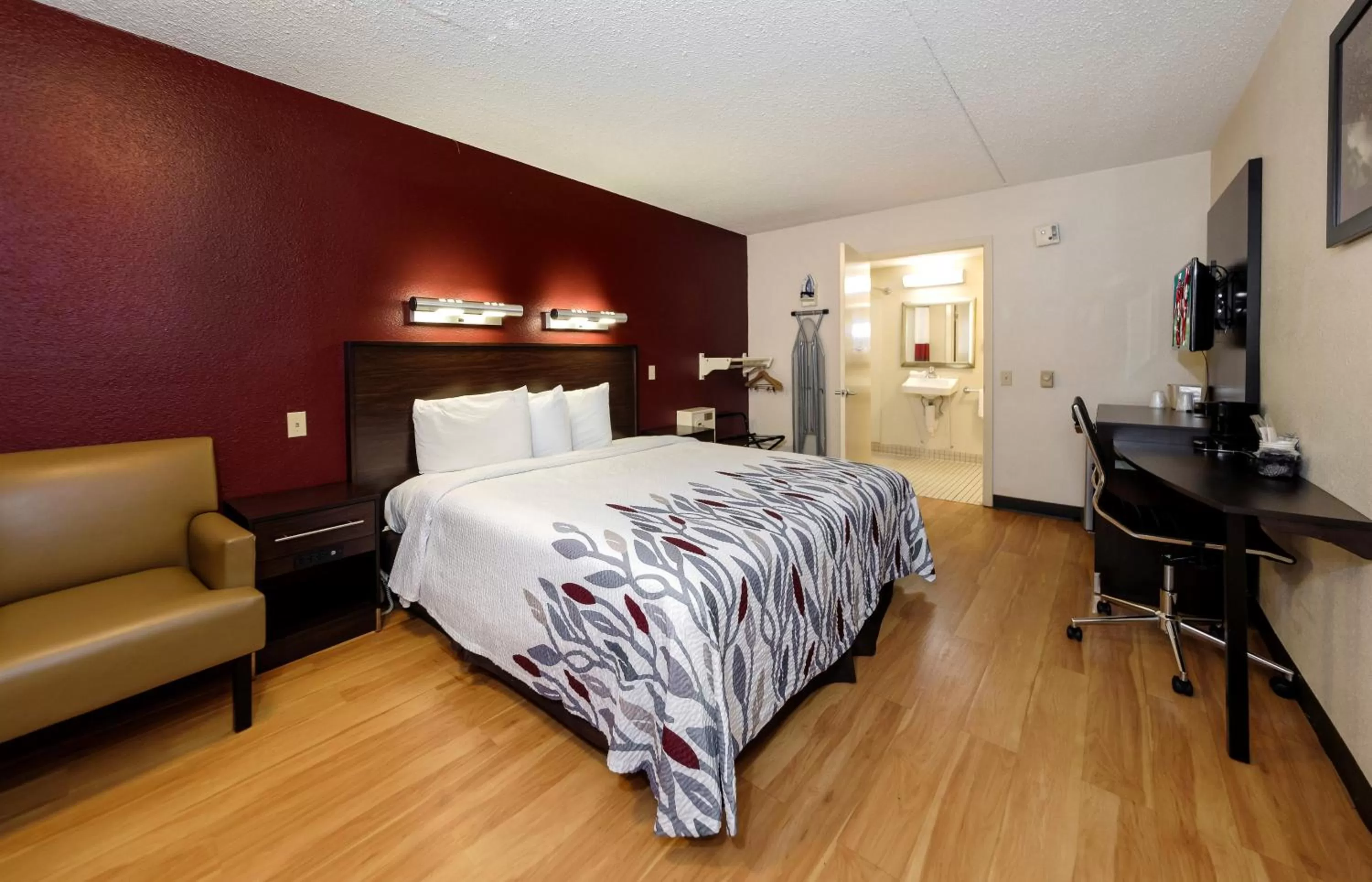 Deluxe King Room Disability Access Non-Smoking in Red Roof Inn Dallas - DFW Airport North