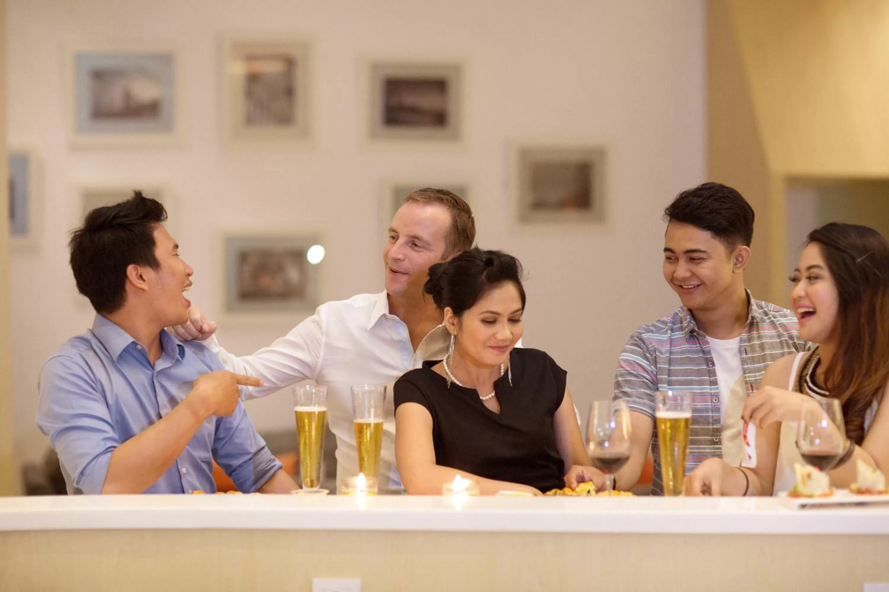 Lounge or bar in HARRIS Hotel & Conventions Bekasi