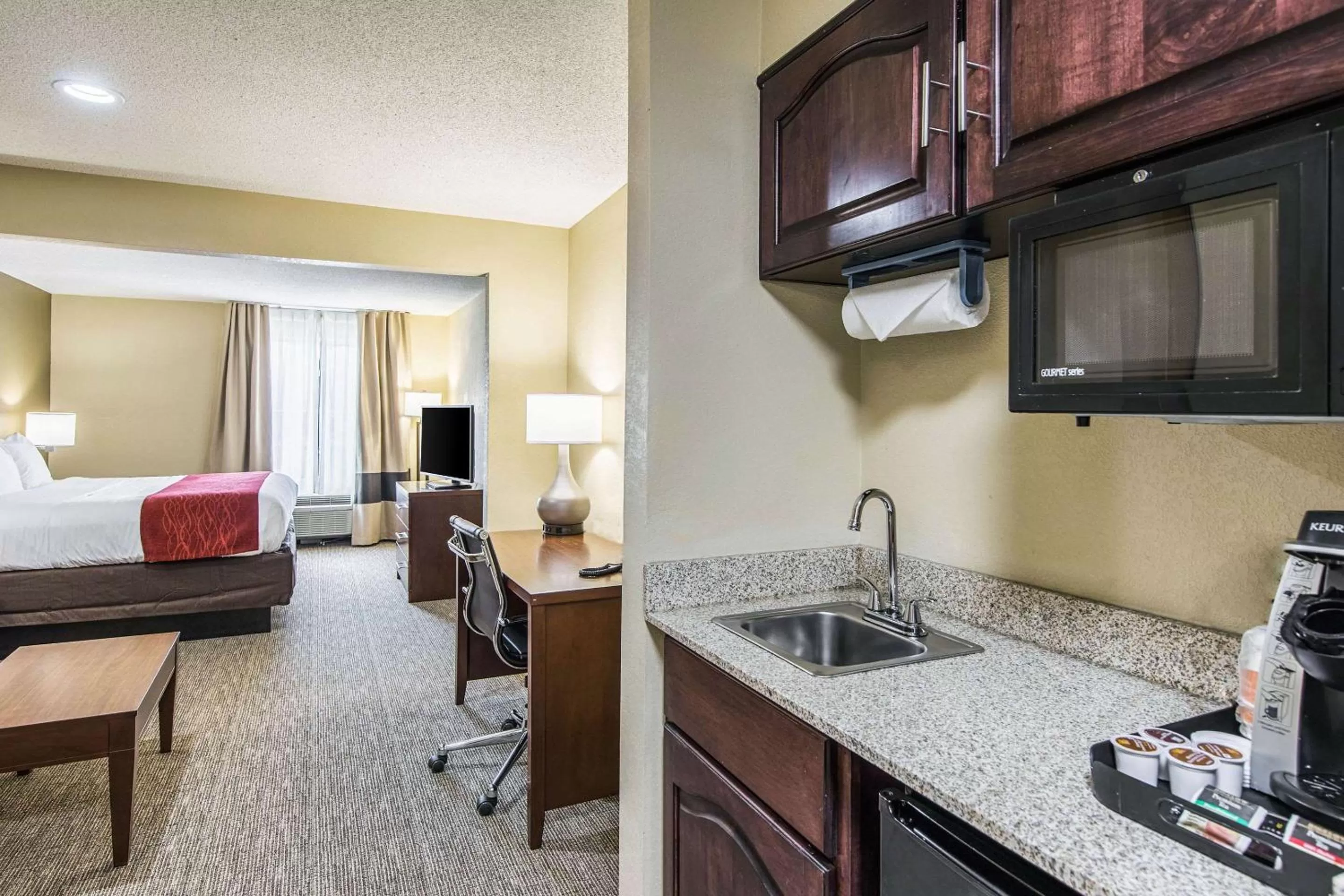 Photo of the whole room, Bed in Comfort Inn & Suites Greenwood near University