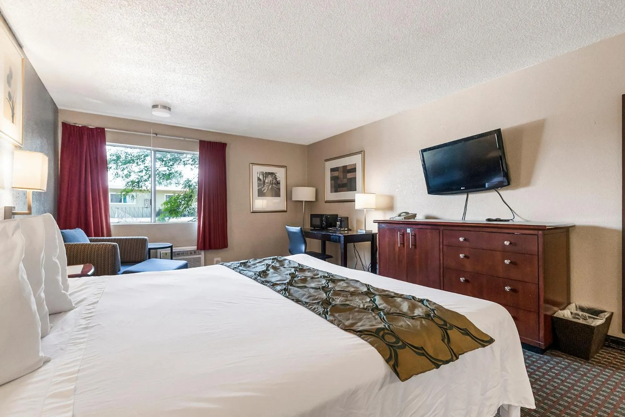 Bedroom, Bed in Heritage Inn Express Hayward