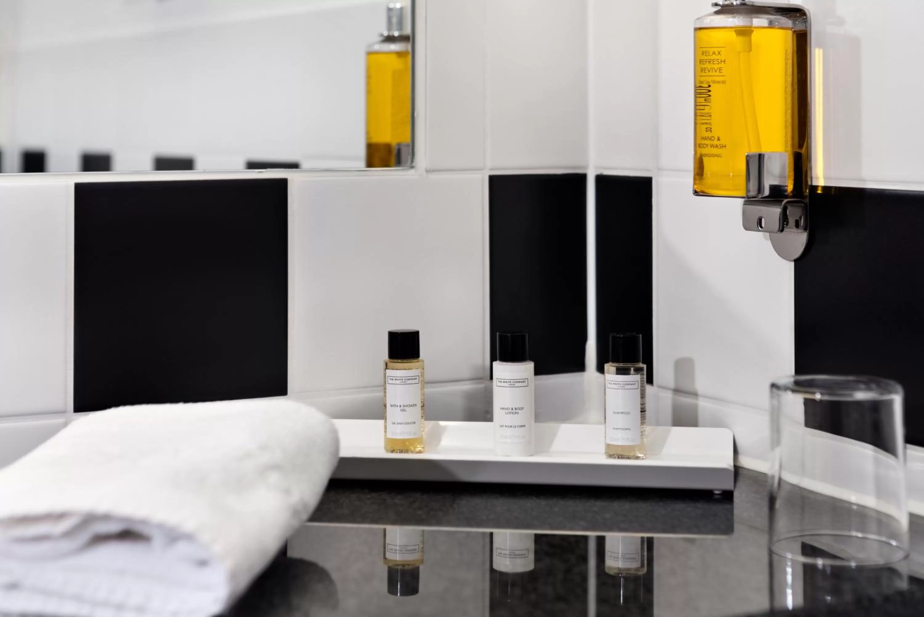 Bathroom, Bed in IntercityHotel Bremen