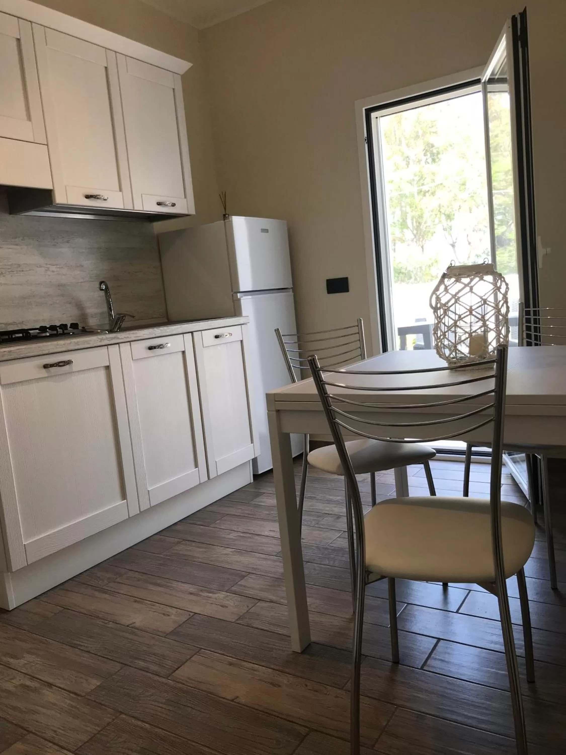 Dining area, Kitchen/Kitchenette in Bed and Breakfast Sun Wine