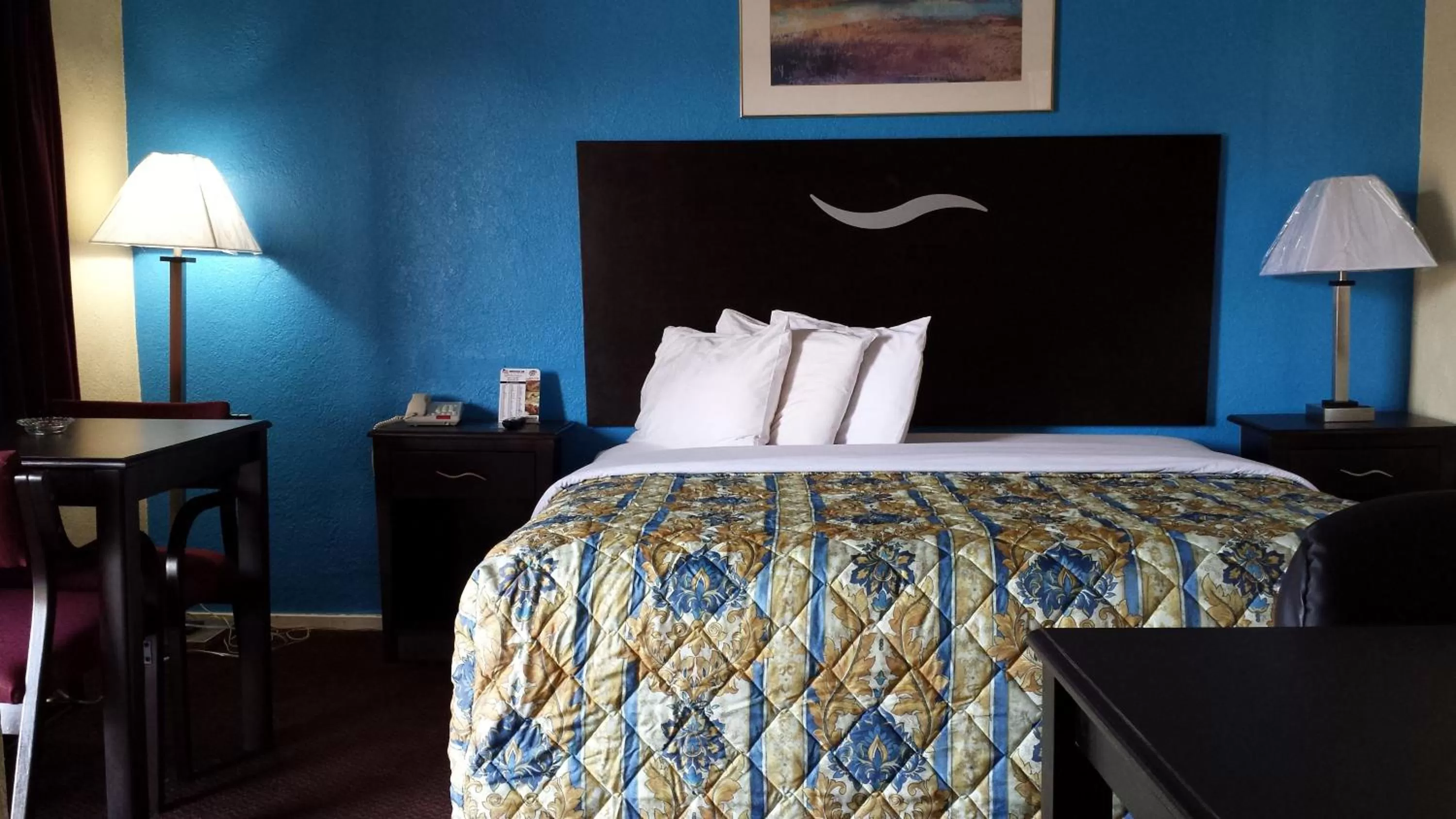 Bedroom, Bed in American Inn