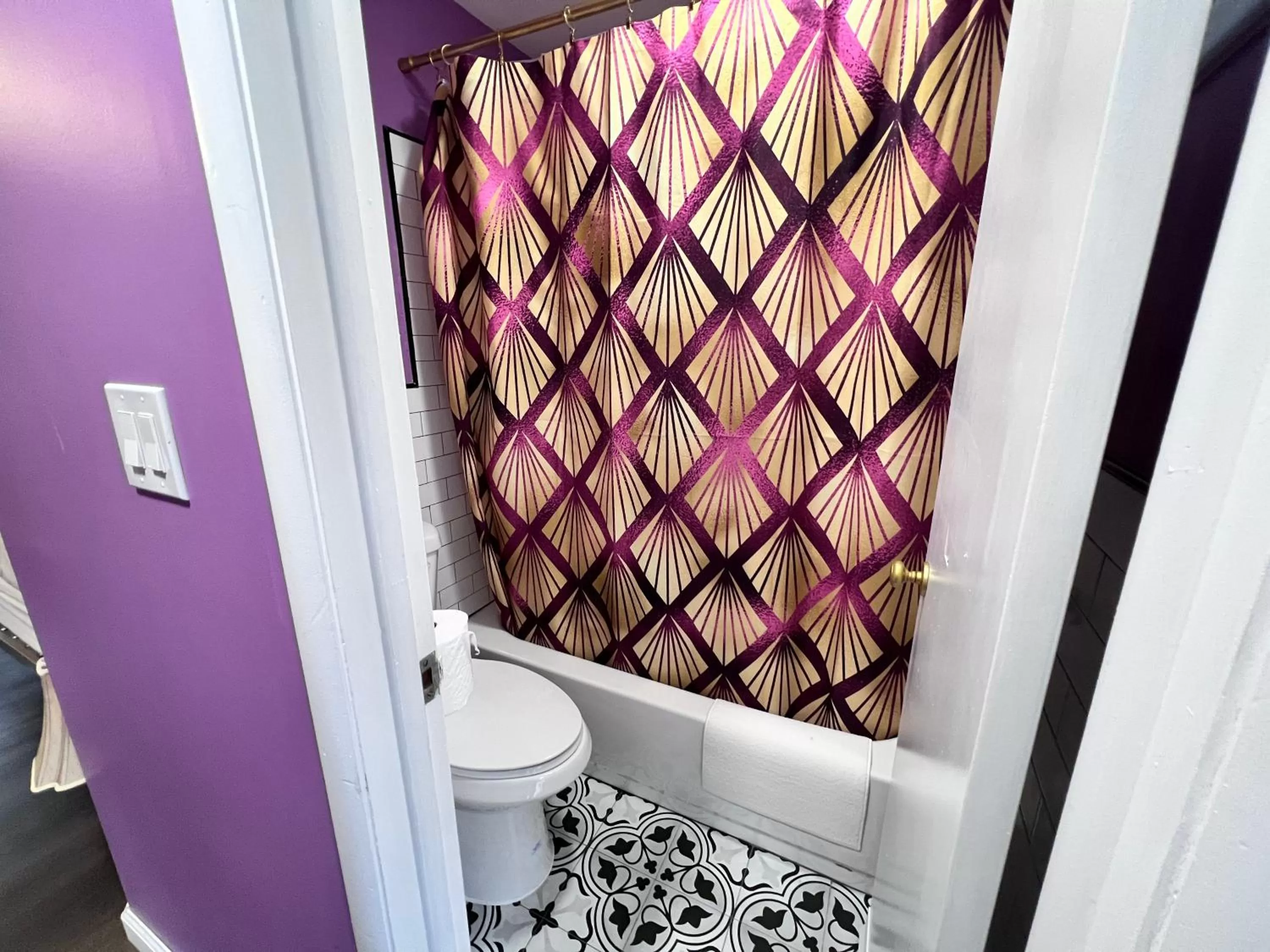 Bathroom in Great Gatsby Motel Inn