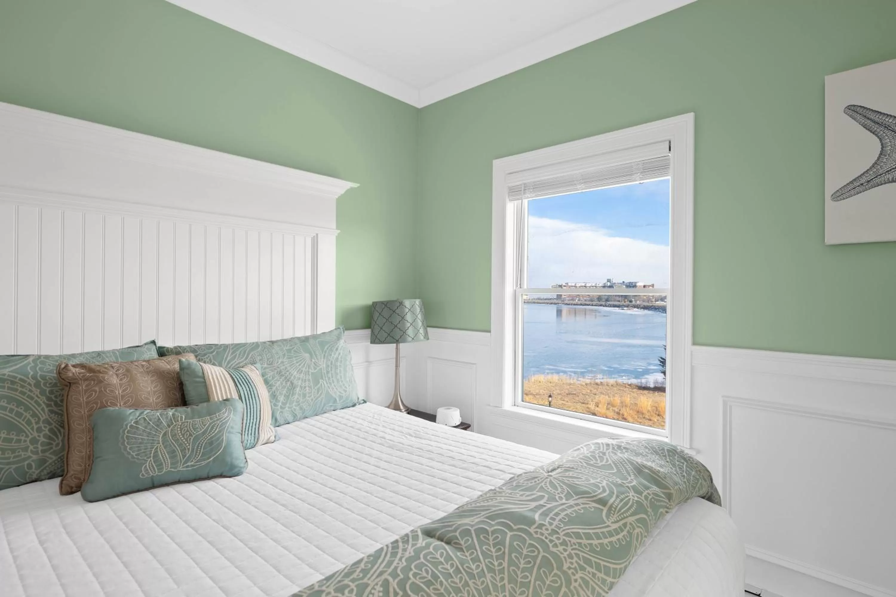 Bed in The Beacon Waterfront Inn