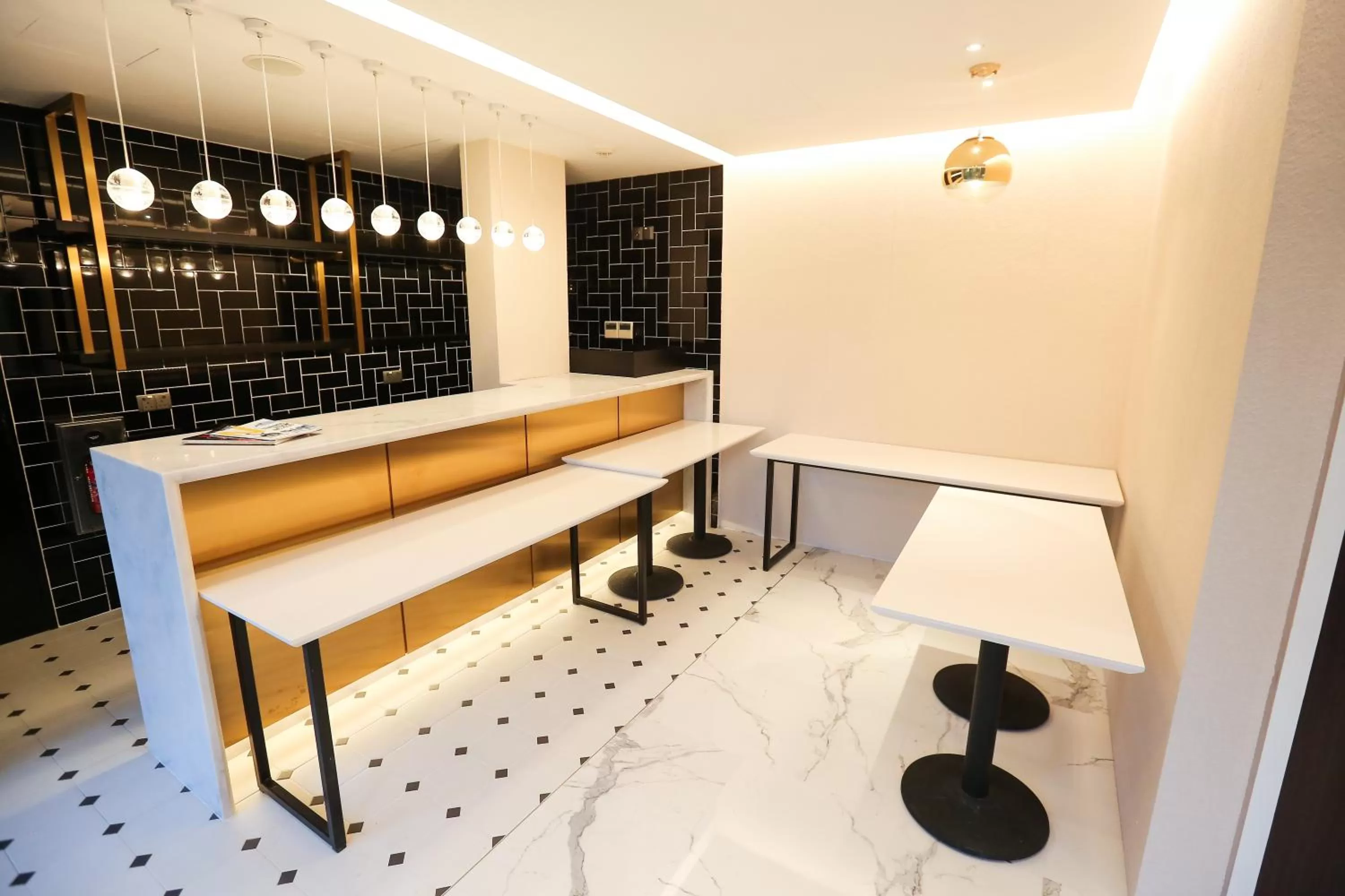 Restaurant/places to eat in L Hotel Premier By Lion Peak