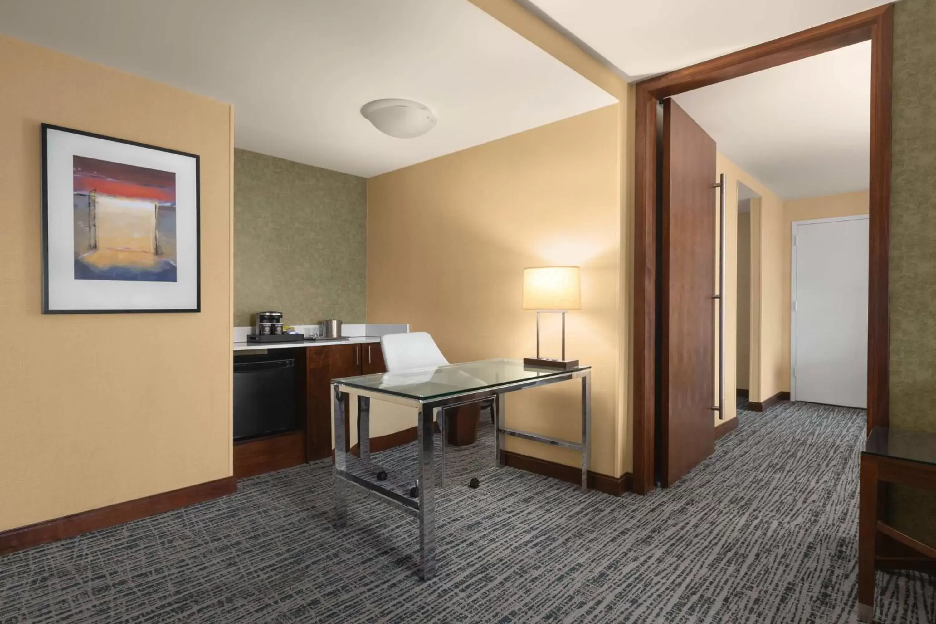 One-Bedroom King Suite with Pool View in Hilton Tampa Downtown One-Bedroom King Suite with Pool View in Hilton Tampa Downtown