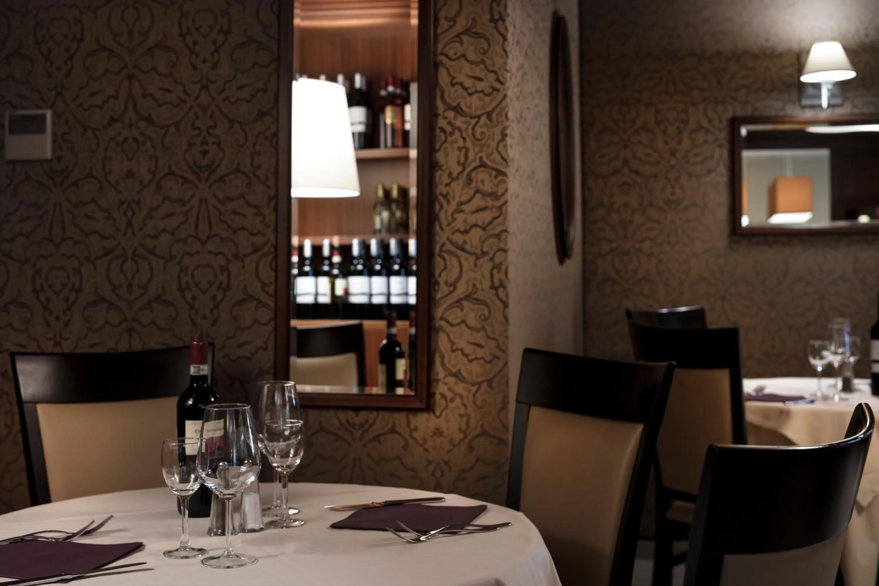 Restaurant/places to eat in Smart Hotel Holiday