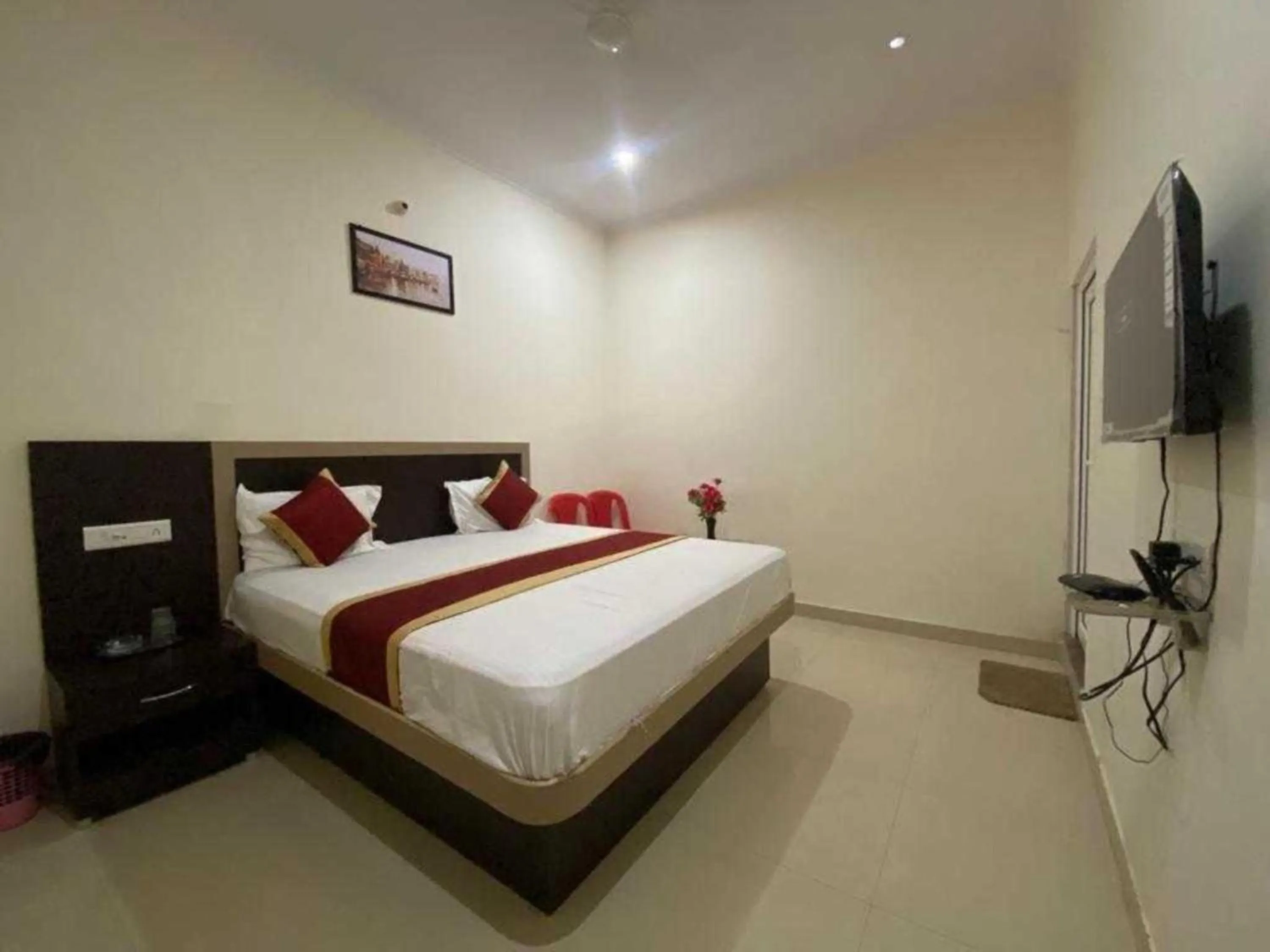 Bed in Goroomgo Nath Palace Varanasi