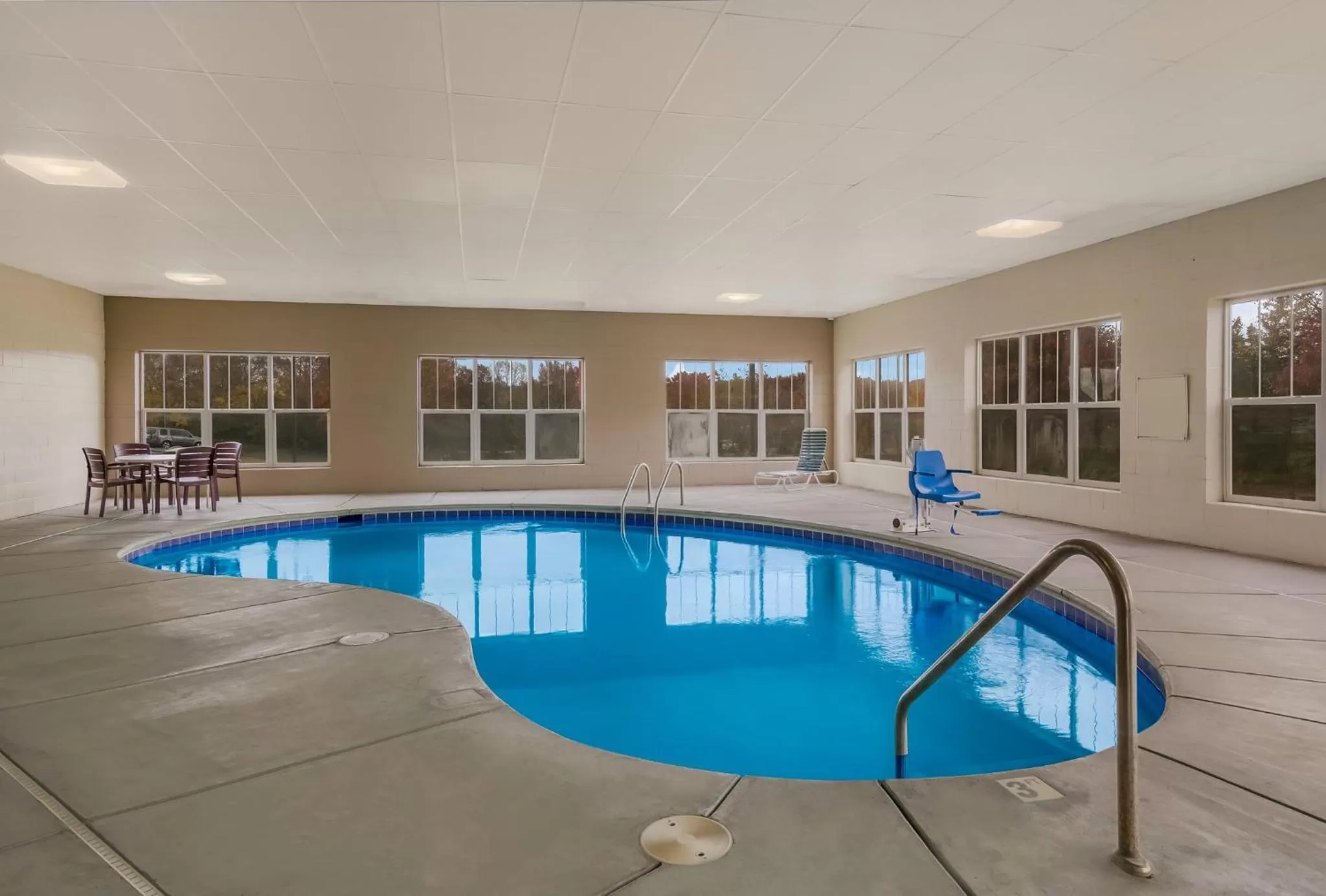 Swimming pool in Red Roof Inn & Suites Knoxville East