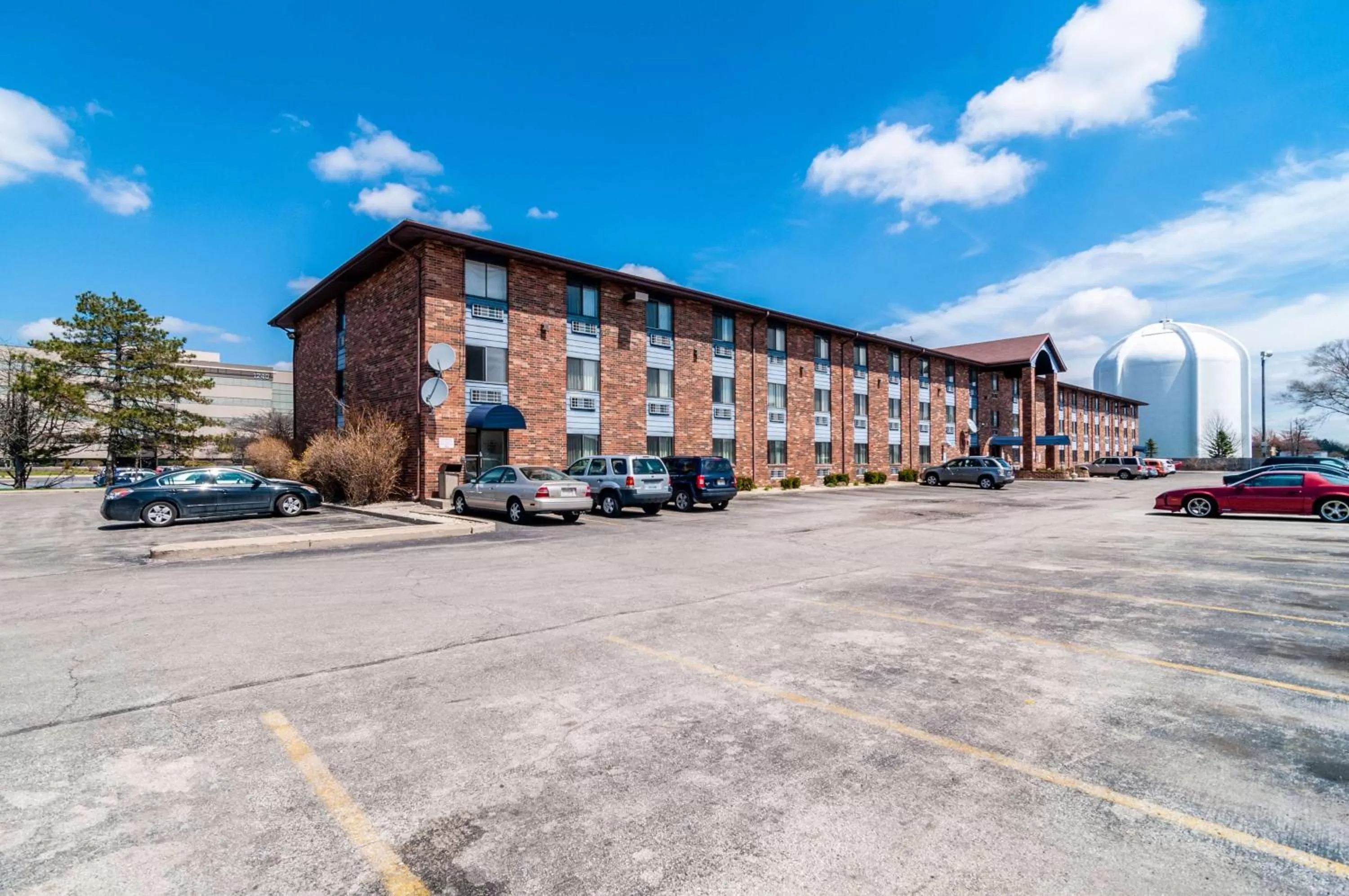 Property building in Motel 6-Naperville, IL