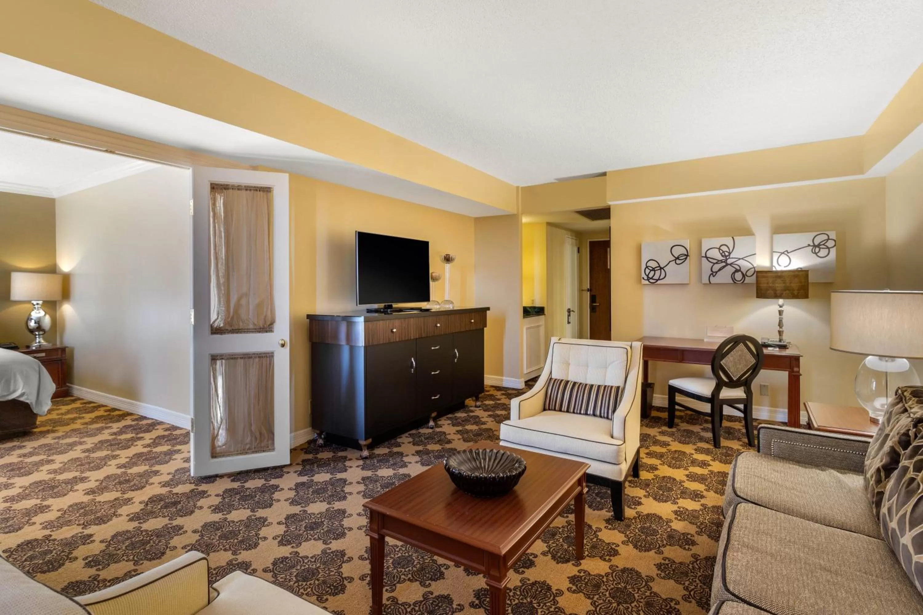 Living room in Omni Houston Hotel