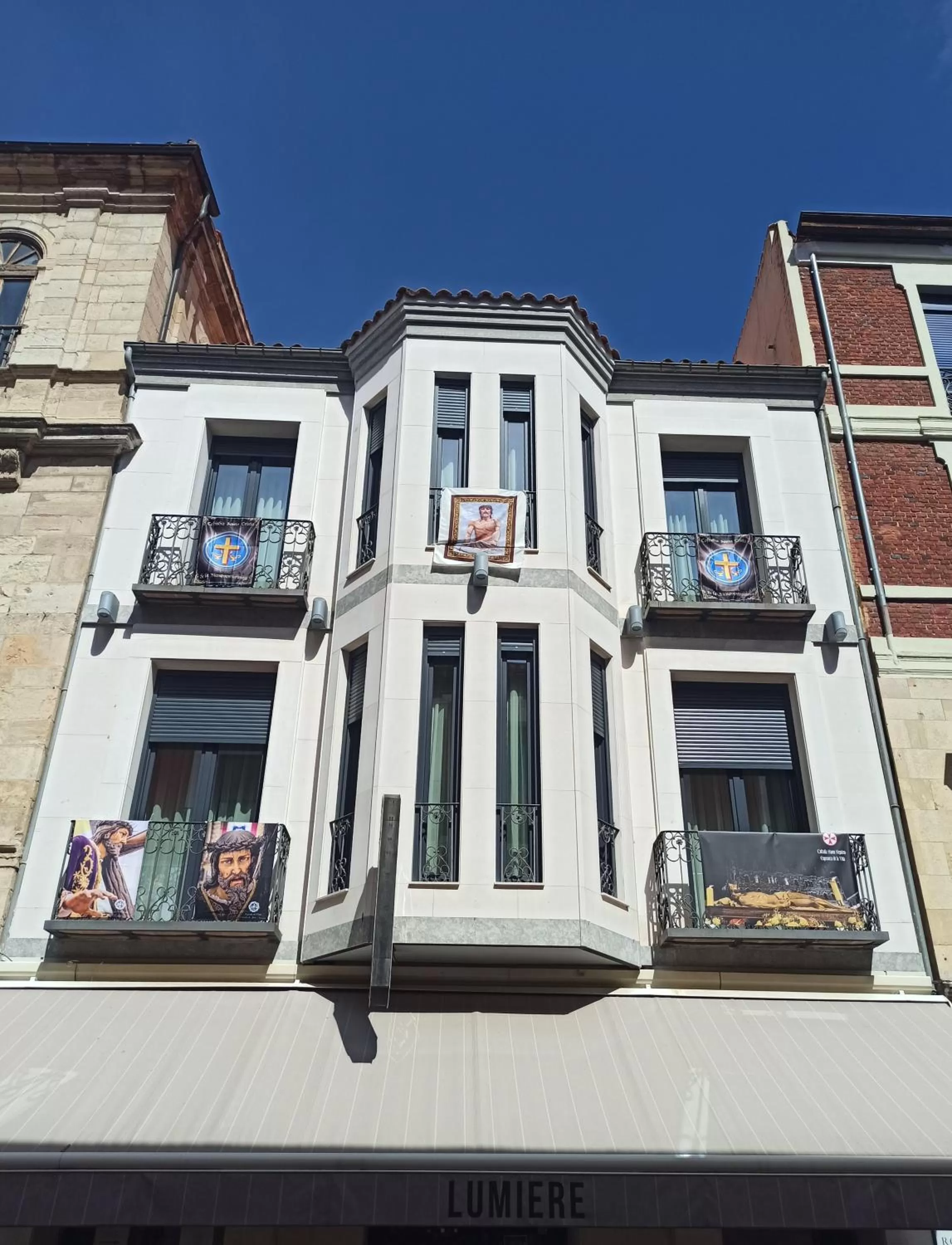 Property building in ARVA Spa París