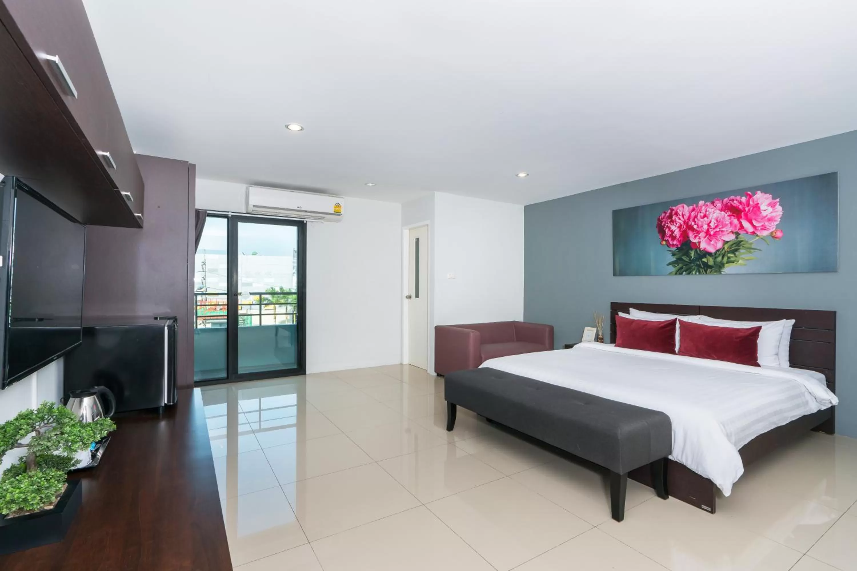 Photo of the whole room, Bed in De Botan Srinakarin Hotel & Residence